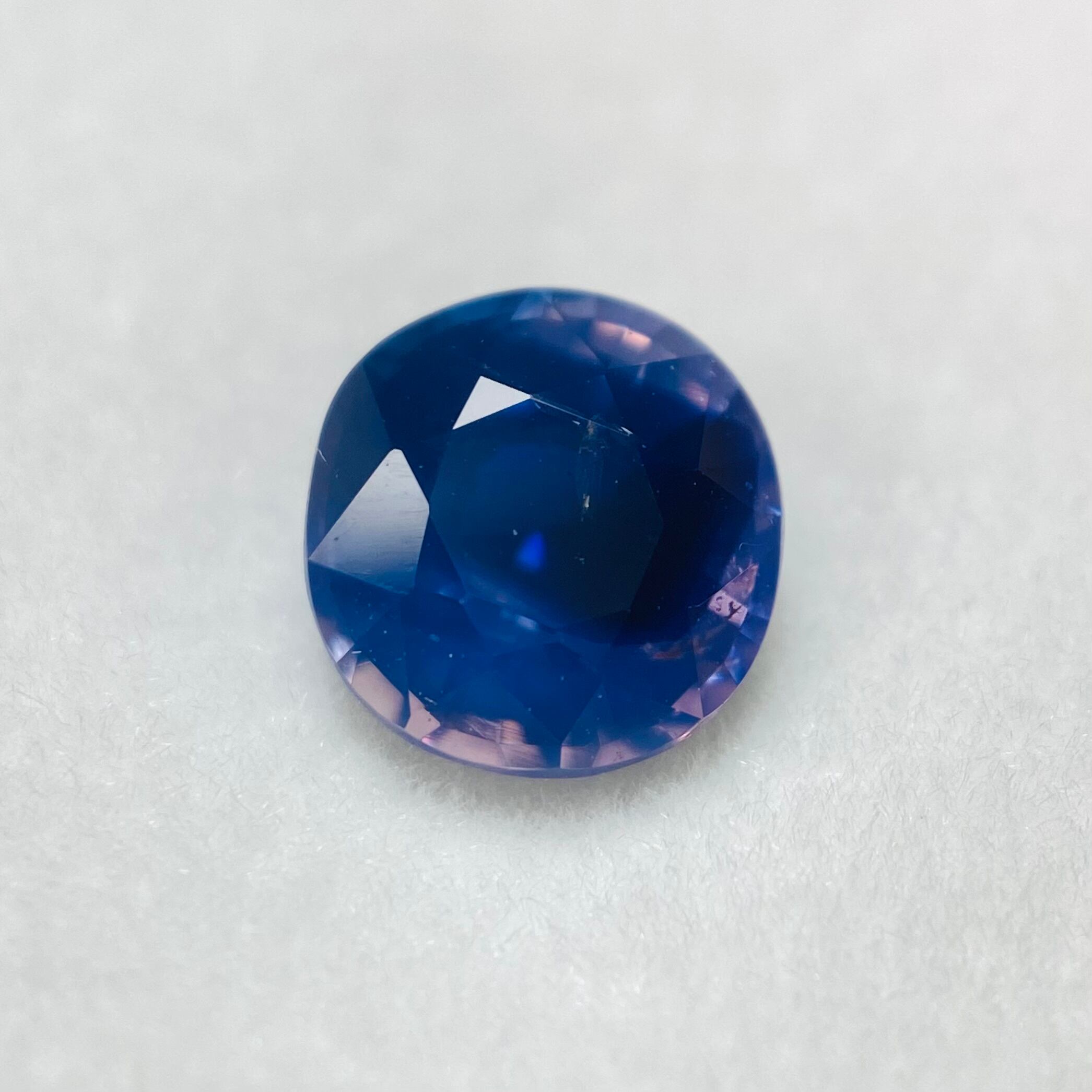 幻想的なシルキーブルーサファイア