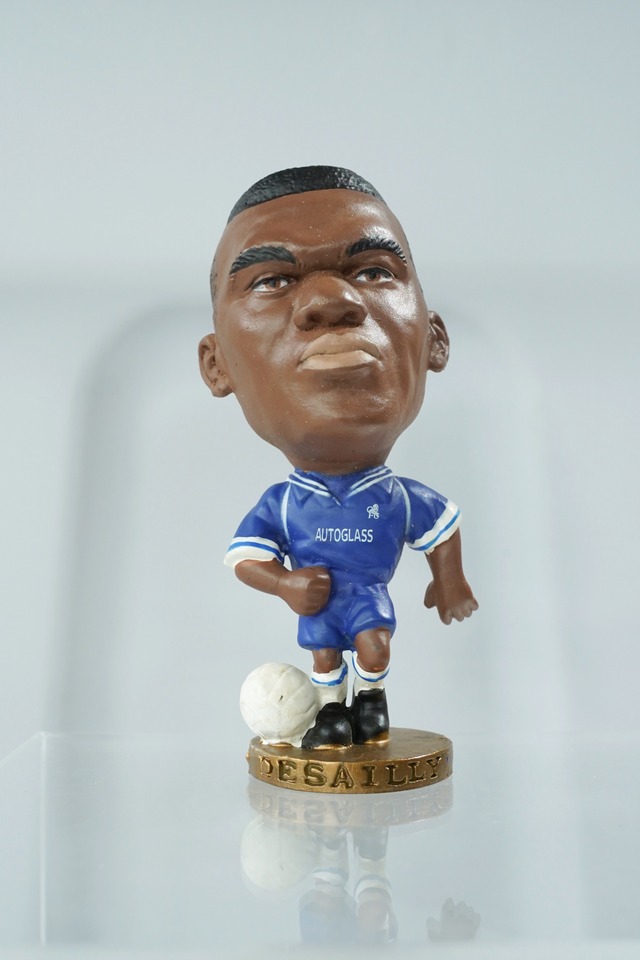 マルセル・デサイー（Marcel Desailly）CG029 チェルシーFC No.6 Corinthian ProStars 1999 ゴールド台座 サッカーフィギュア