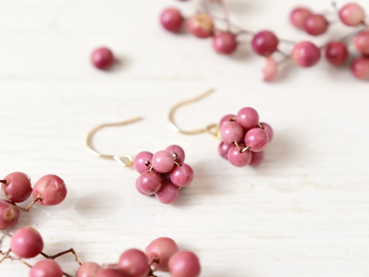 【14kgf ピアス/イヤリング】くすみピンクの木苺(天然石/シリシャスシスト)