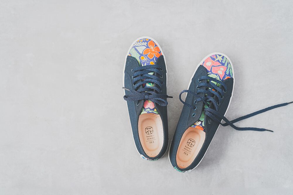MIMURI×hanamikojiコラボレーションシューズ スニーカー お庭(紺）柄