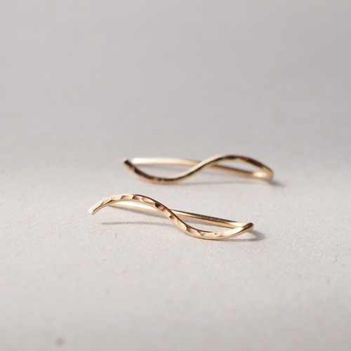 [ピアス]14kgf:小さな波のピアス(槌目)