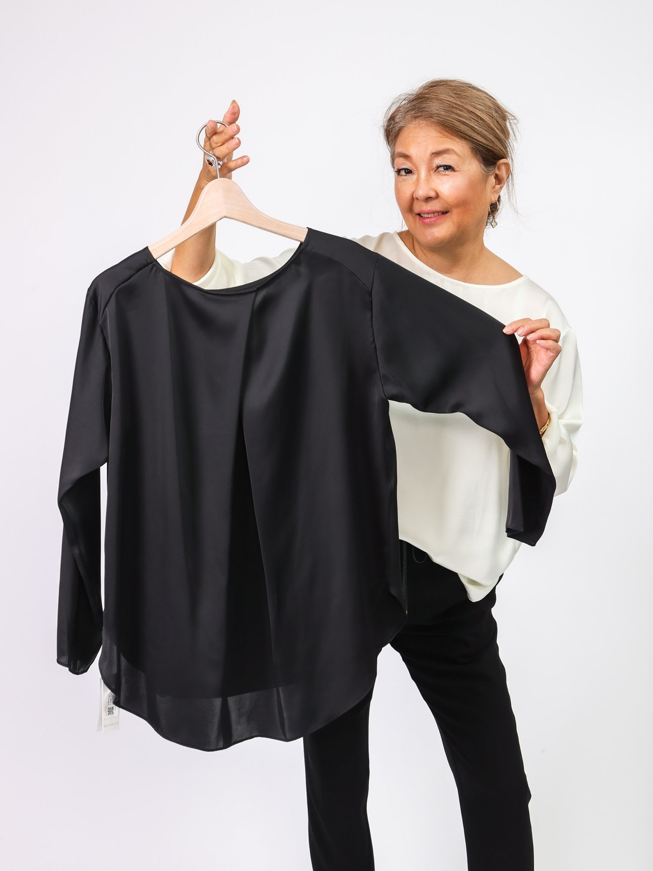 BEATRICE(シルキーサテンブラウス）