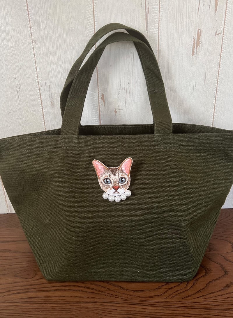 ミシン刺繍で作ったシンガプーラのブローチ | シンガプーラ・猫グッズ