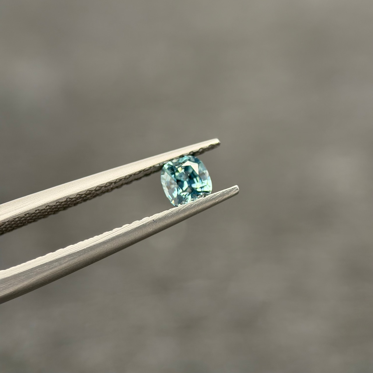 カラーチェンジジルコン 4.2x3.9mm, 0.43ct, ミャンマー産