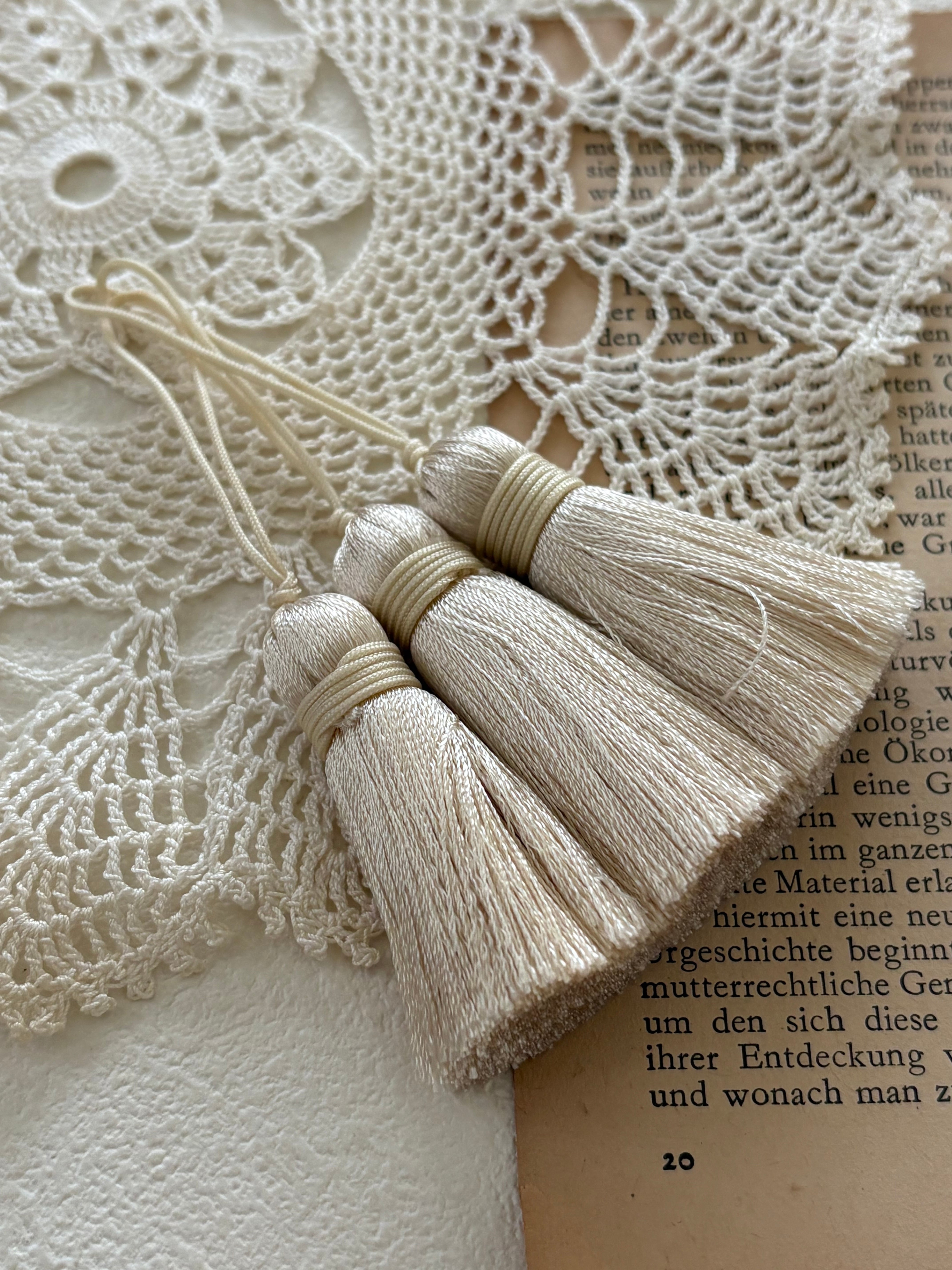 輸入デザインタッセル シンプルタッセル 50mm アイボリー カルトナージュ アクセサリーパーツ チャーム デコレーション材