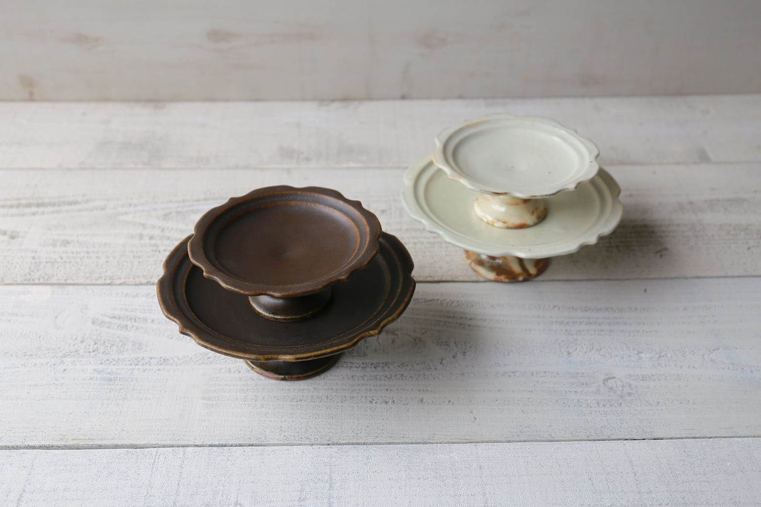 サビ釉 彫刻コンポート皿 中（13cm） | 古谷製陶所