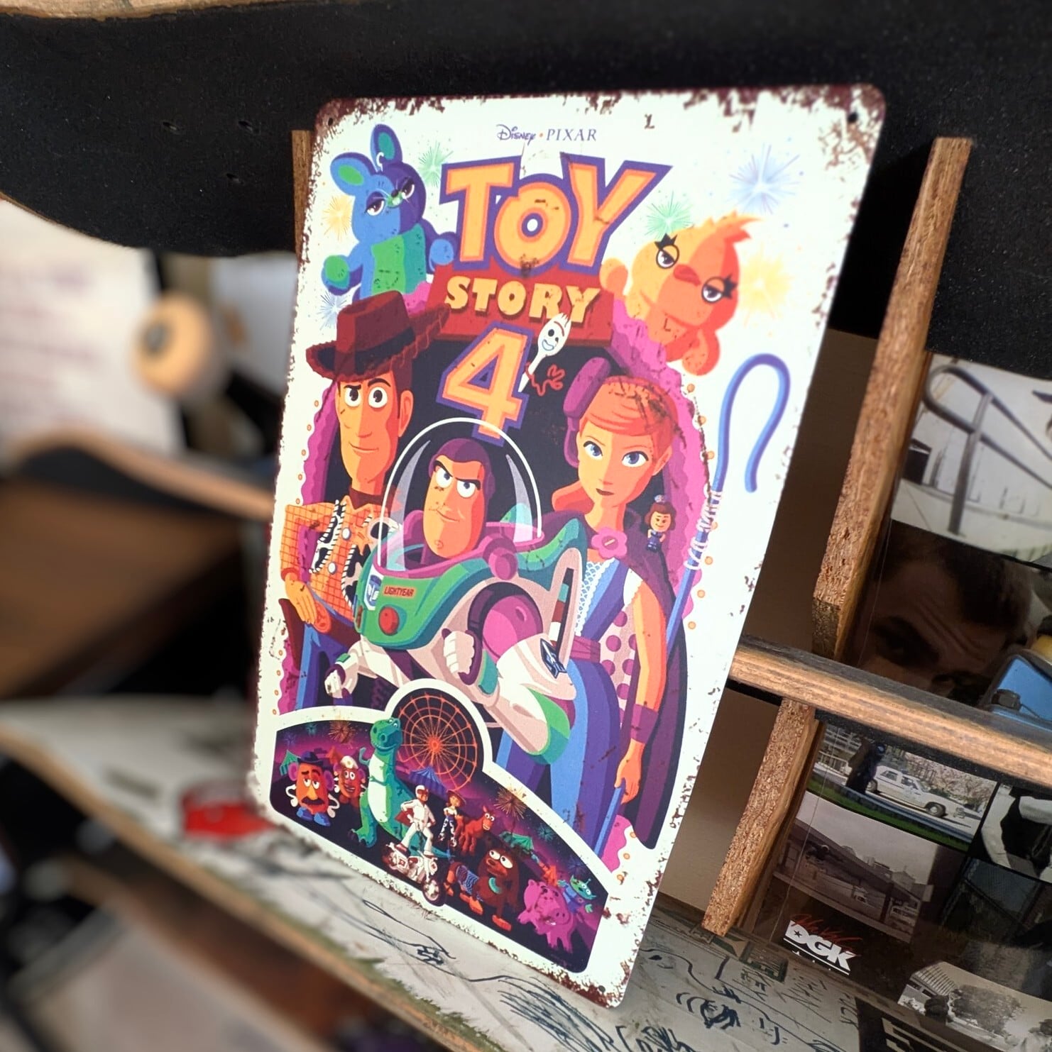 送料無料!ちょうどいいブリキ看板【 TOY STORY4( トイ・ストーリー4 )】 トイストーリー / METAL SIGN / メタルサイン / ブリキ看板 / サインボード / ビンテージ加工 〚アメリカン雑貨 アメトイ〛