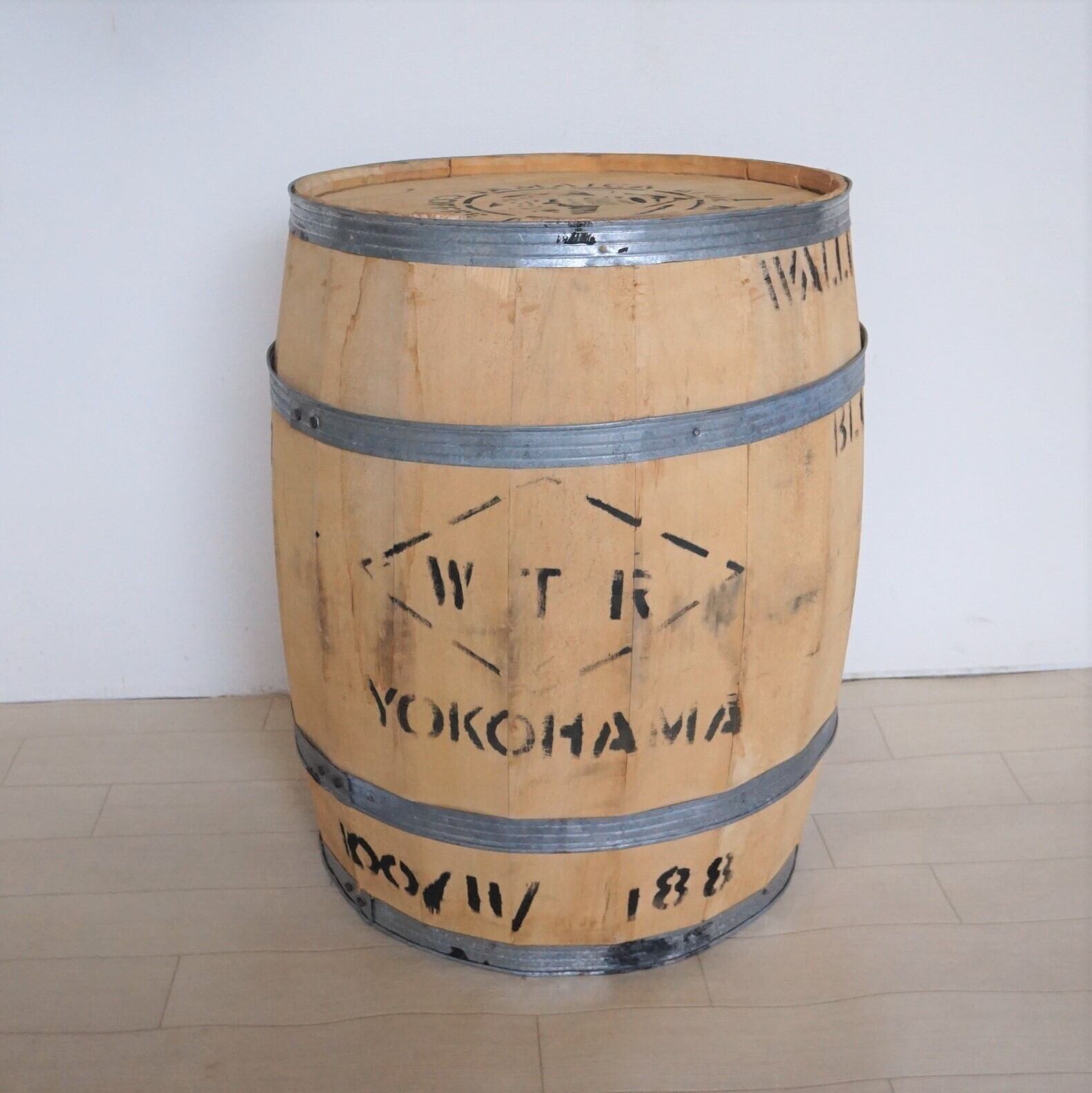 大きな珈琲豆の樽