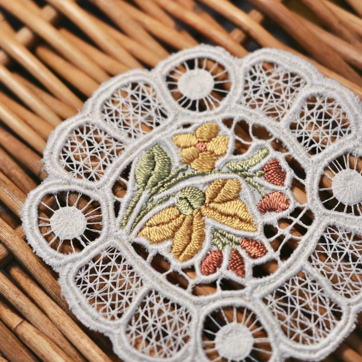 ハンガリー製　カロチャ刺繍　レースコースター　ドイリー　ヴィンテージ品 ハンガリー製 カロチャ刺繍 レースコースター ドイリー ヴィンテージ品