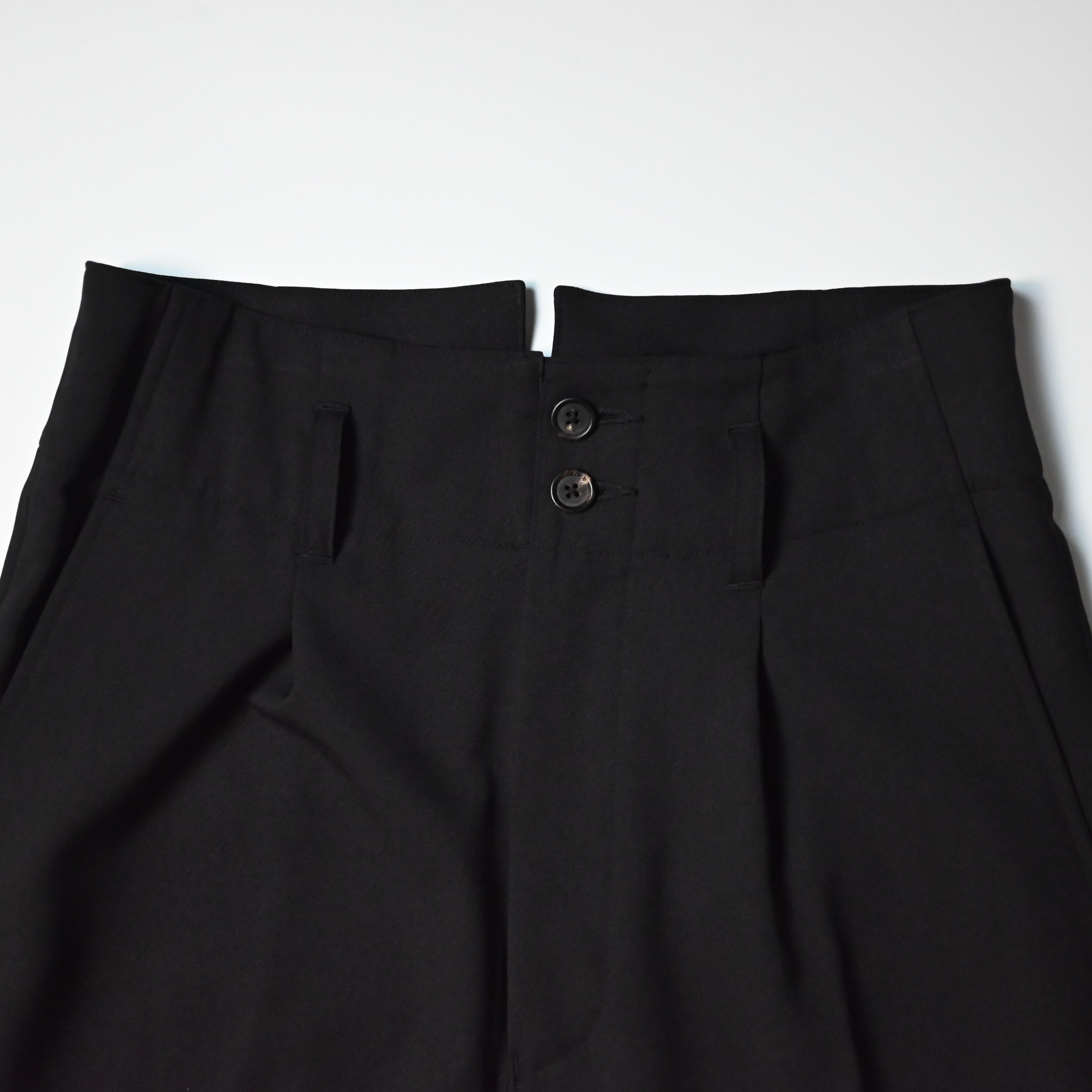 KUON / Single Pleated Belted Trousers | GANKO