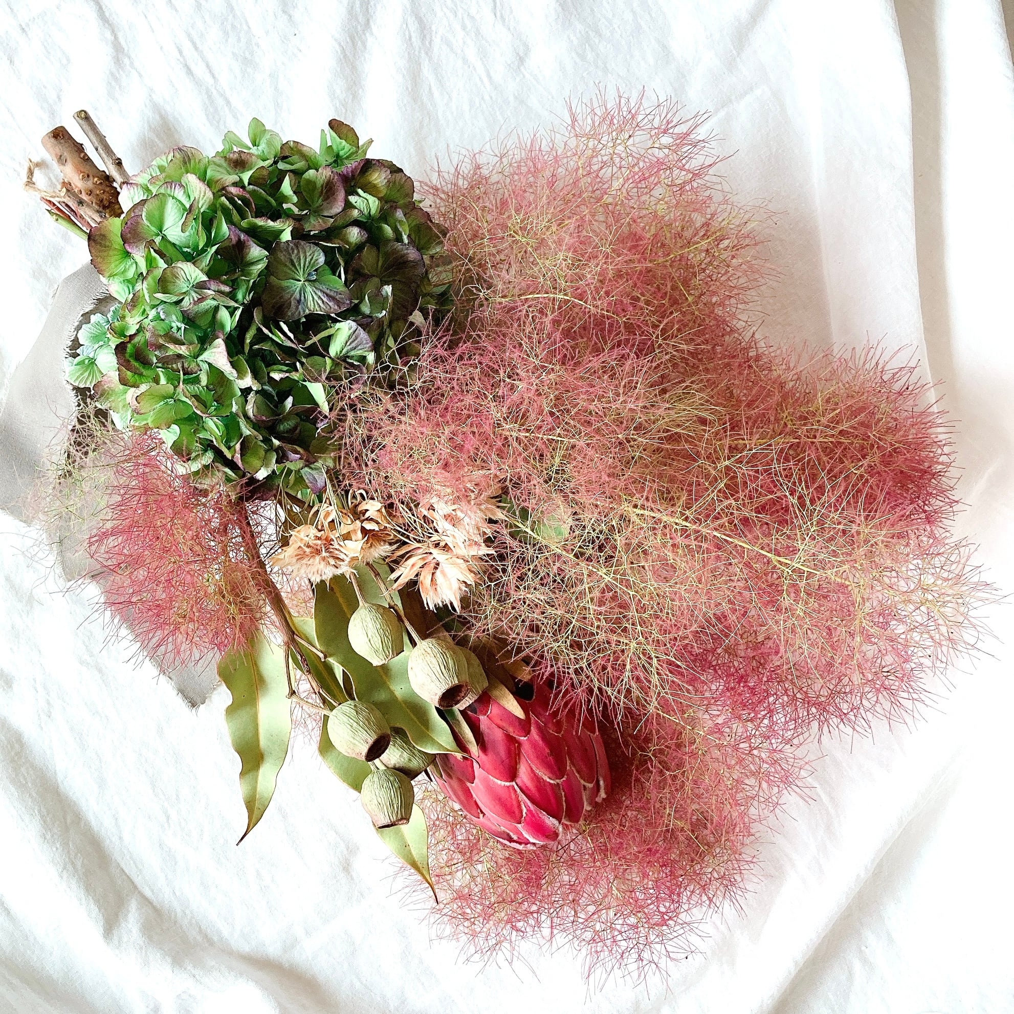 スモークツリーとあじさい、プロテアのスワッグ | Pluie Flower
