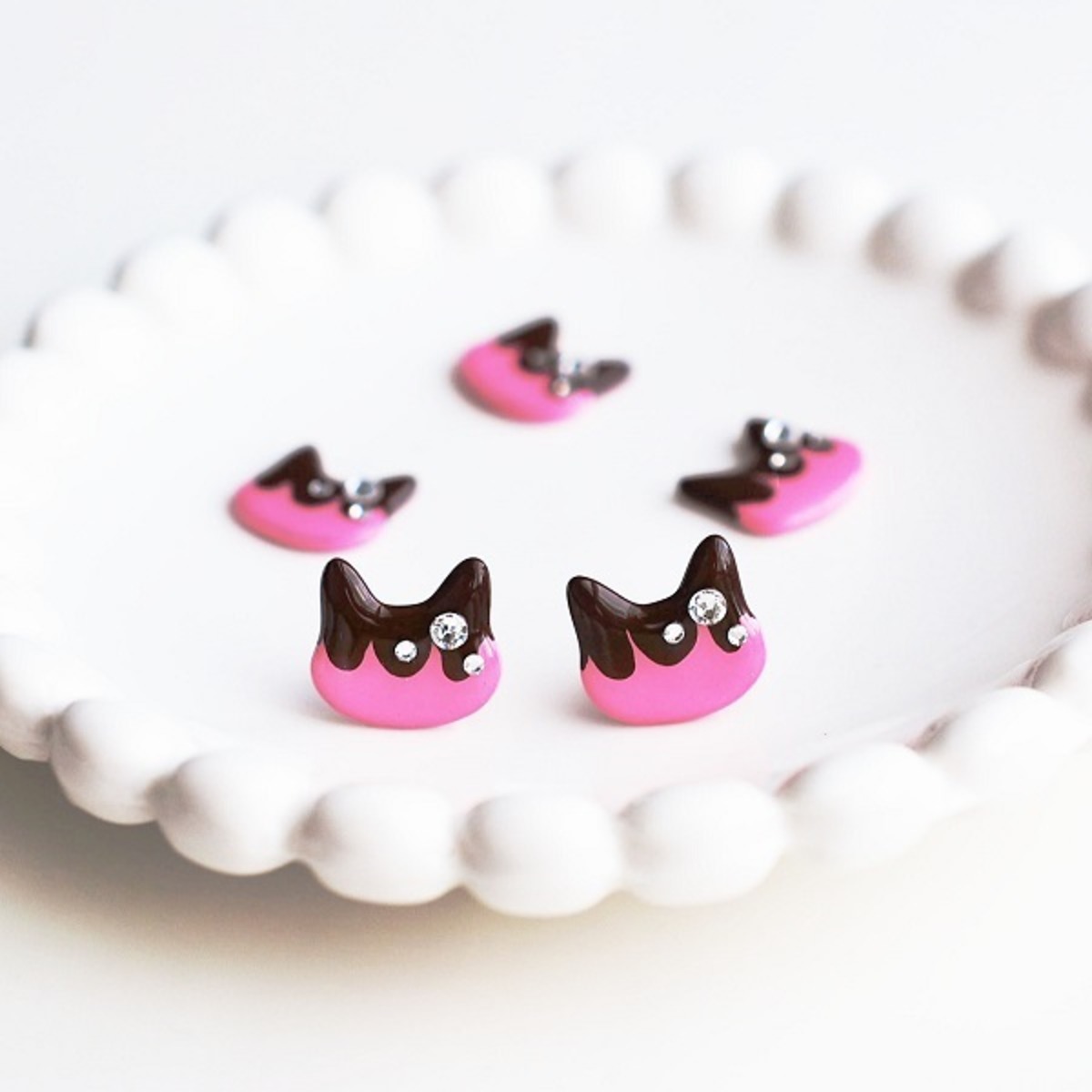 ショコラにゃんこ（いちごチョコ）ピアス/イヤリング | 星猫工房