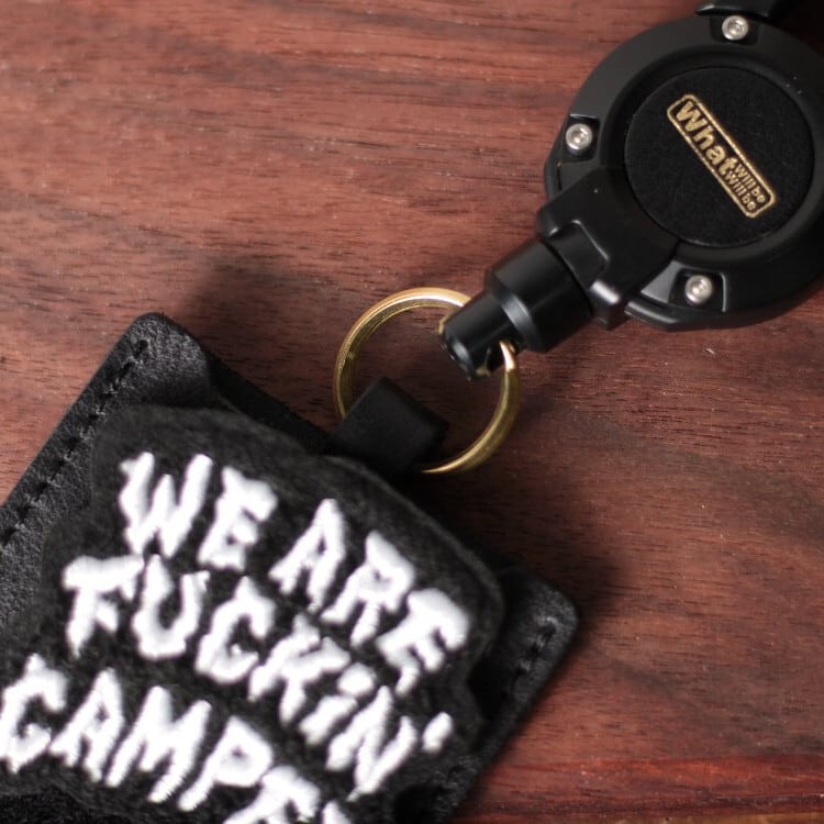 ベルクロワッペンを付けられるレザーカードケース | What Will be Will be