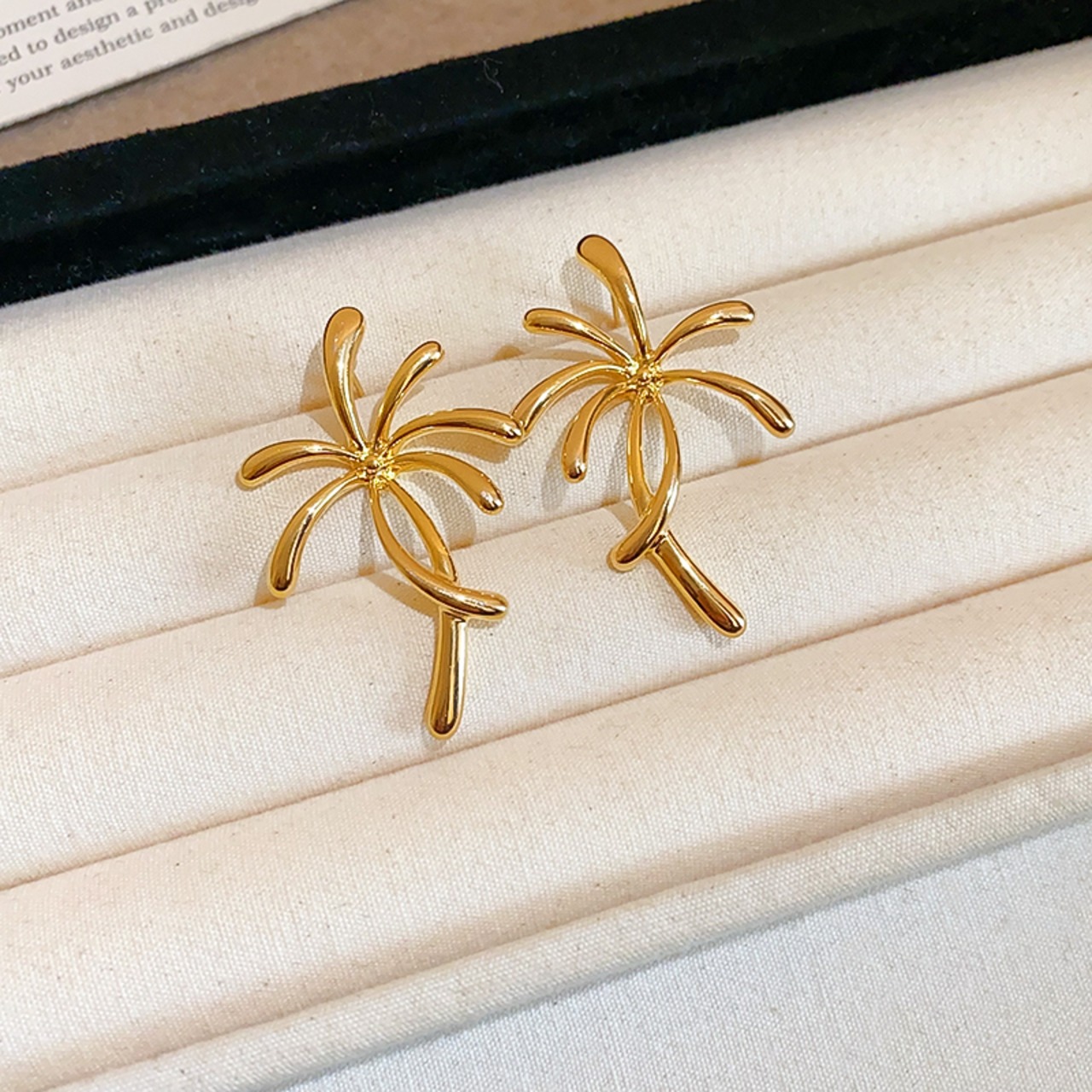 アーティスティック スタッドピアス 90032