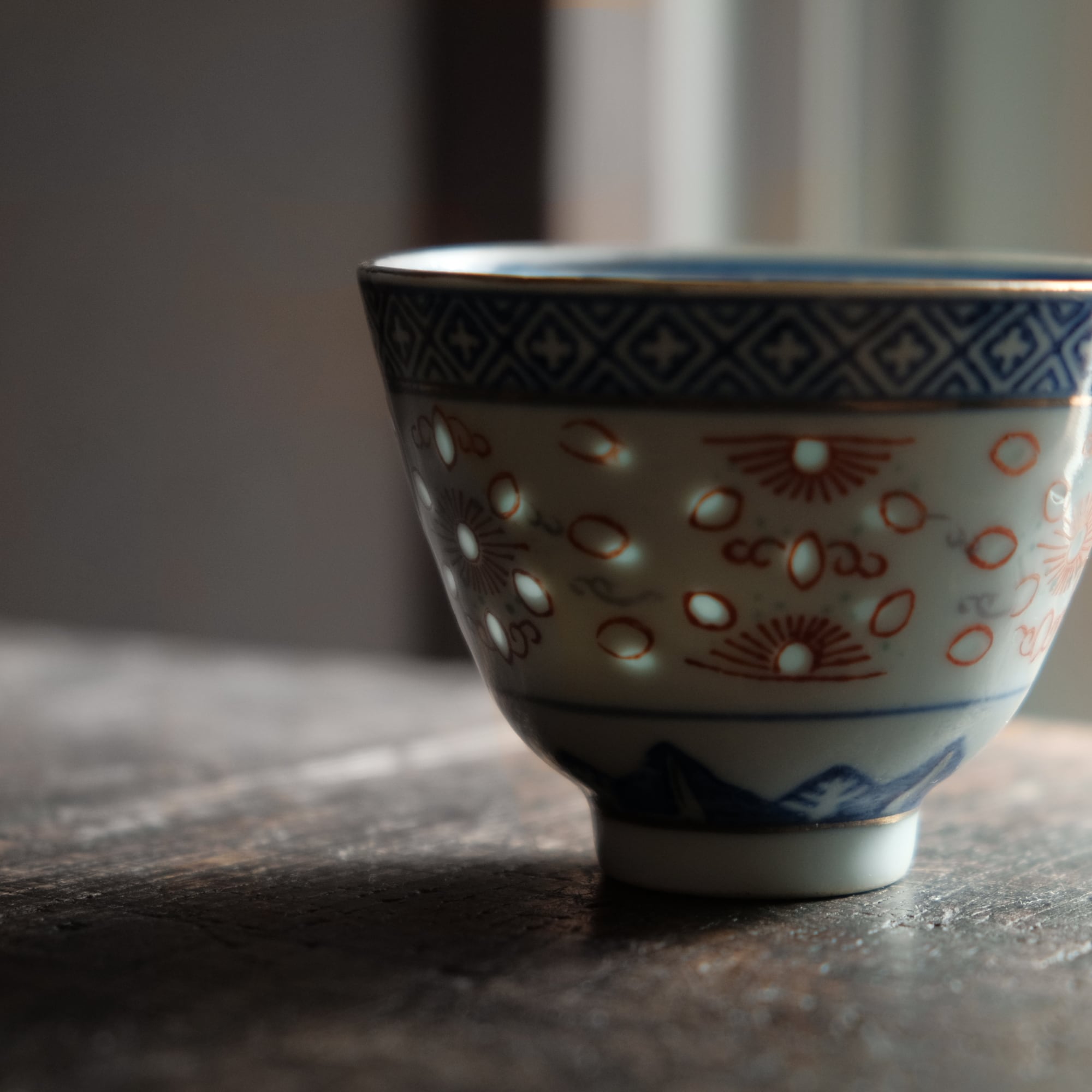 チャイナレトロで可愛い◇花と漢字。中国景徳鎮 赤絵金彩猪口 茶杯 蛍