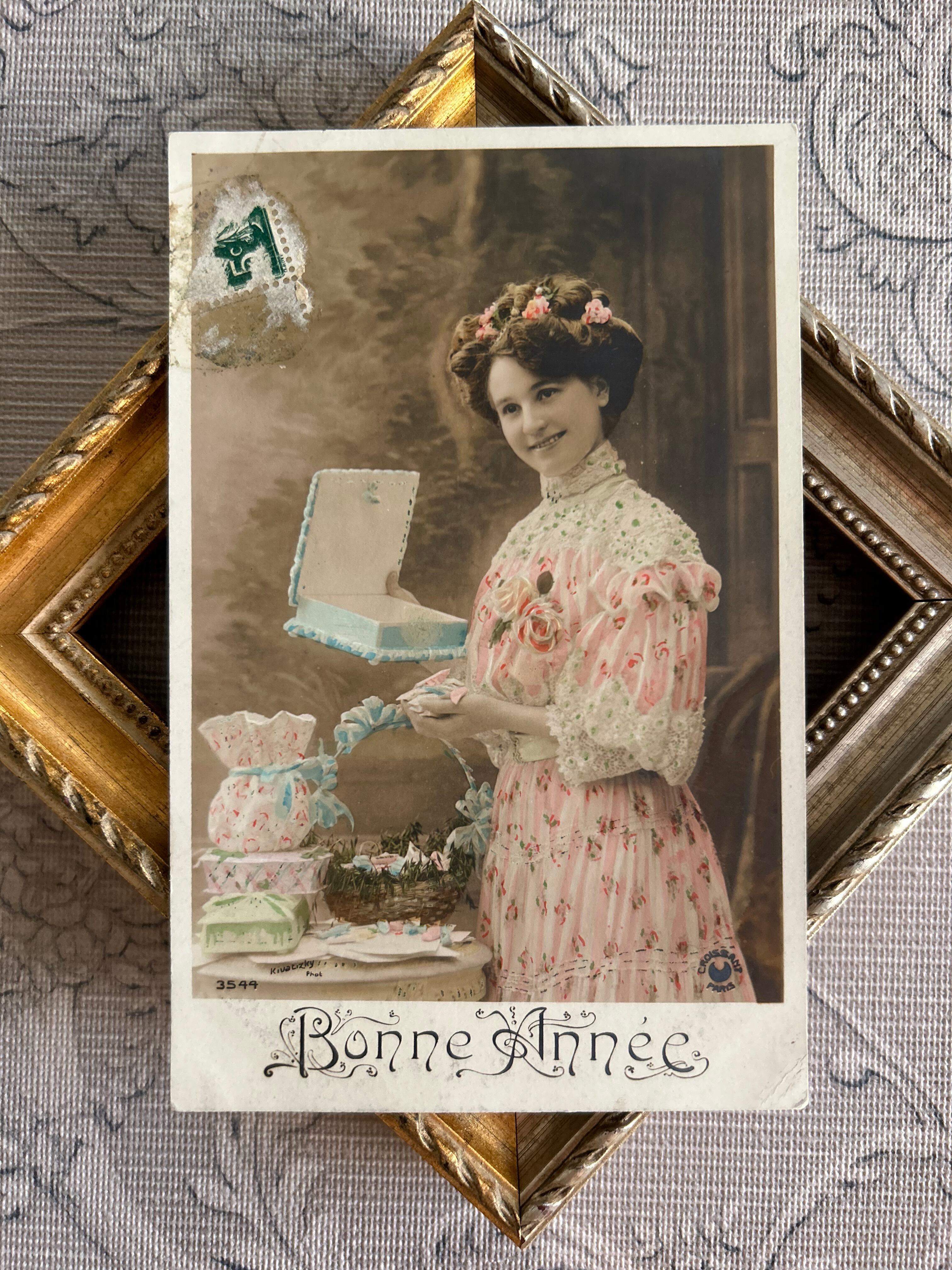 フランスアンティークカード マダムの微笑み 1914年 パニエ カルトナージュ Boone Annee 額装 インテリア