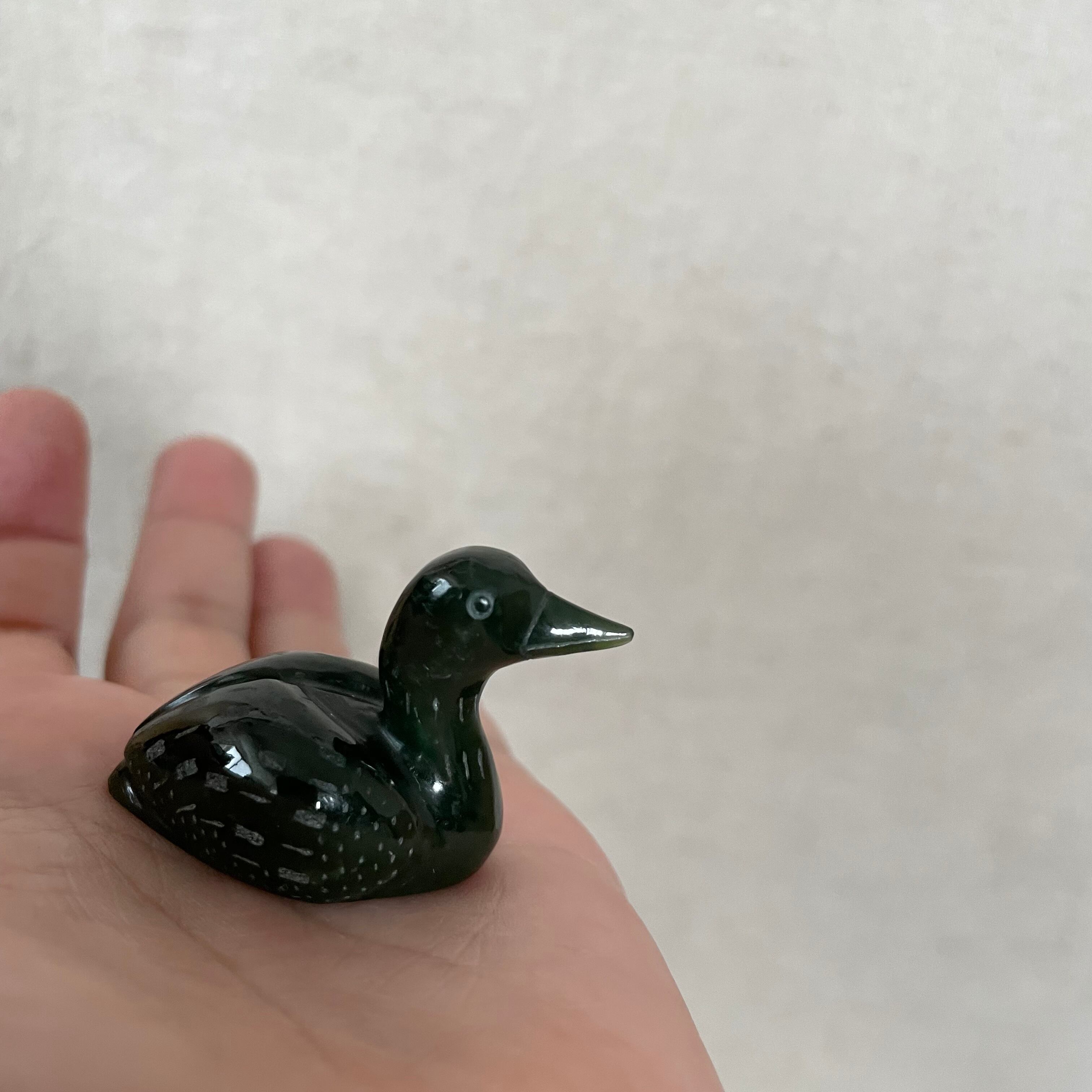 ダークグリーンな石の鳥