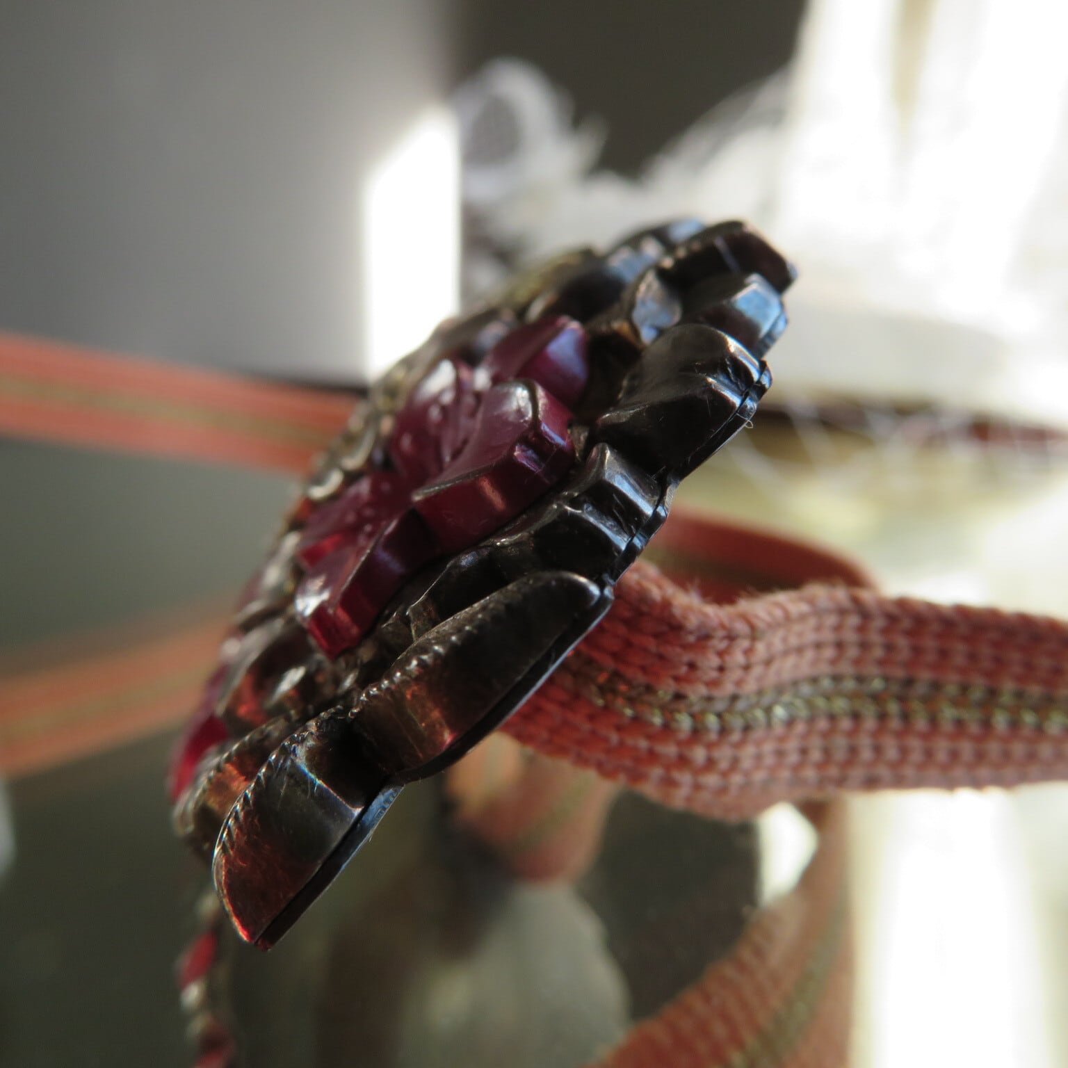 アンティーク　桜楓散らし雲錦の大きな帯留め