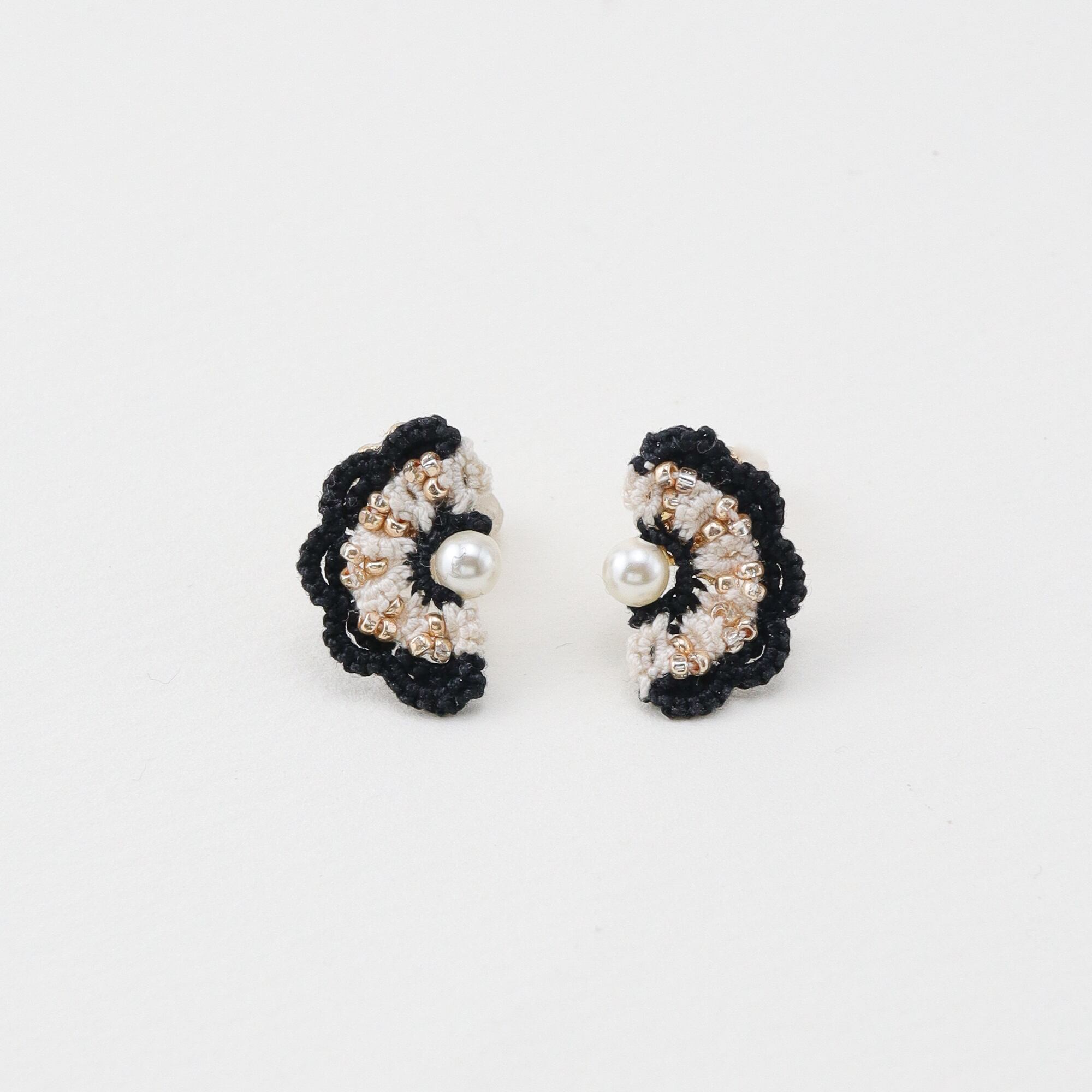 タティングレースとビーズのピアス Half Moon＜ハーフムーン＞Black×écru ※イヤリングに変更可