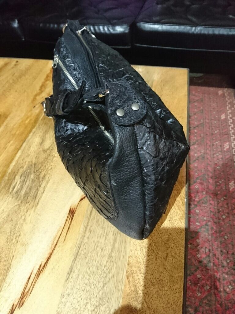 ピラルクー肩掛けバッグD | FREAK LEATHER ARTISAN - Yokohama Motomachi -