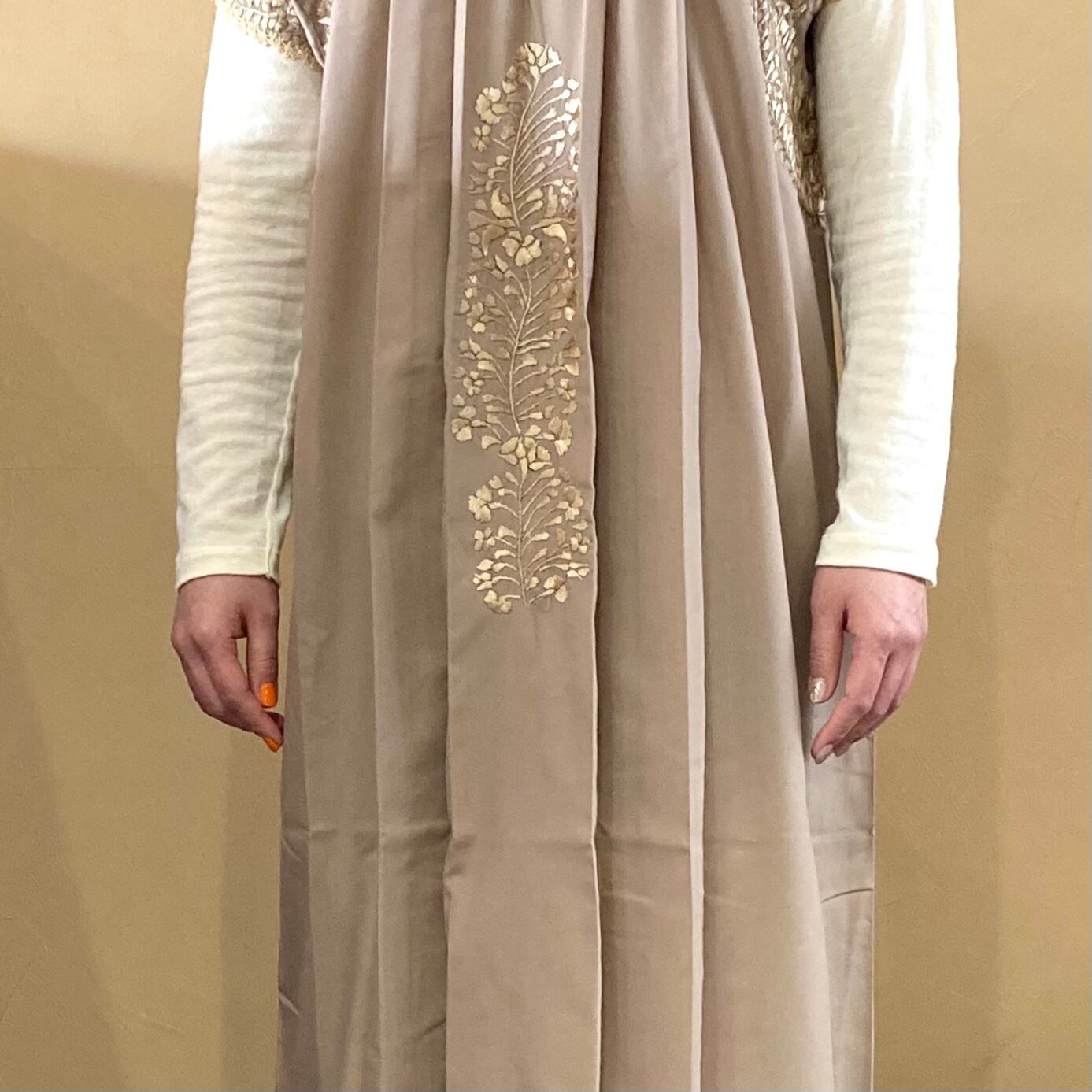 サンアントニーノ 刺繍ワンピース【ベージュ × シャンパンゴールド