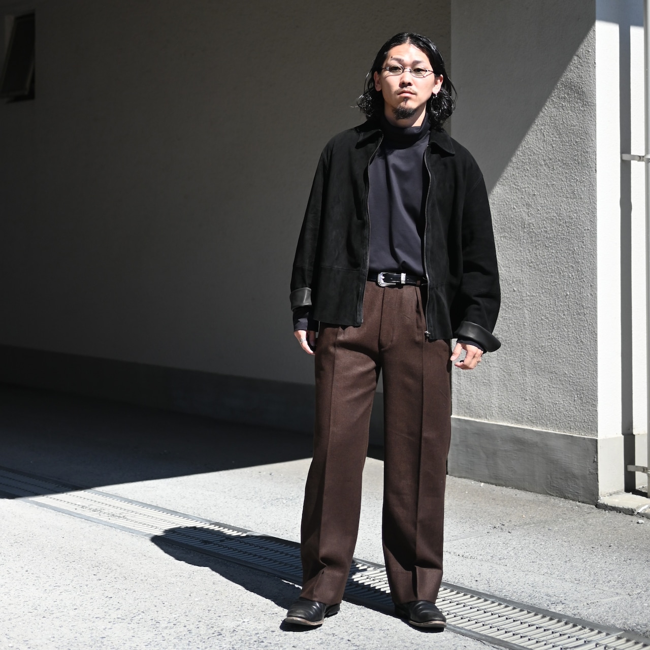 INTERIM / INDIA WOOL CLASSIC HERRINGBONE WITH LEATHER PIPING 2-TUCK STRAIGHT SLACKS