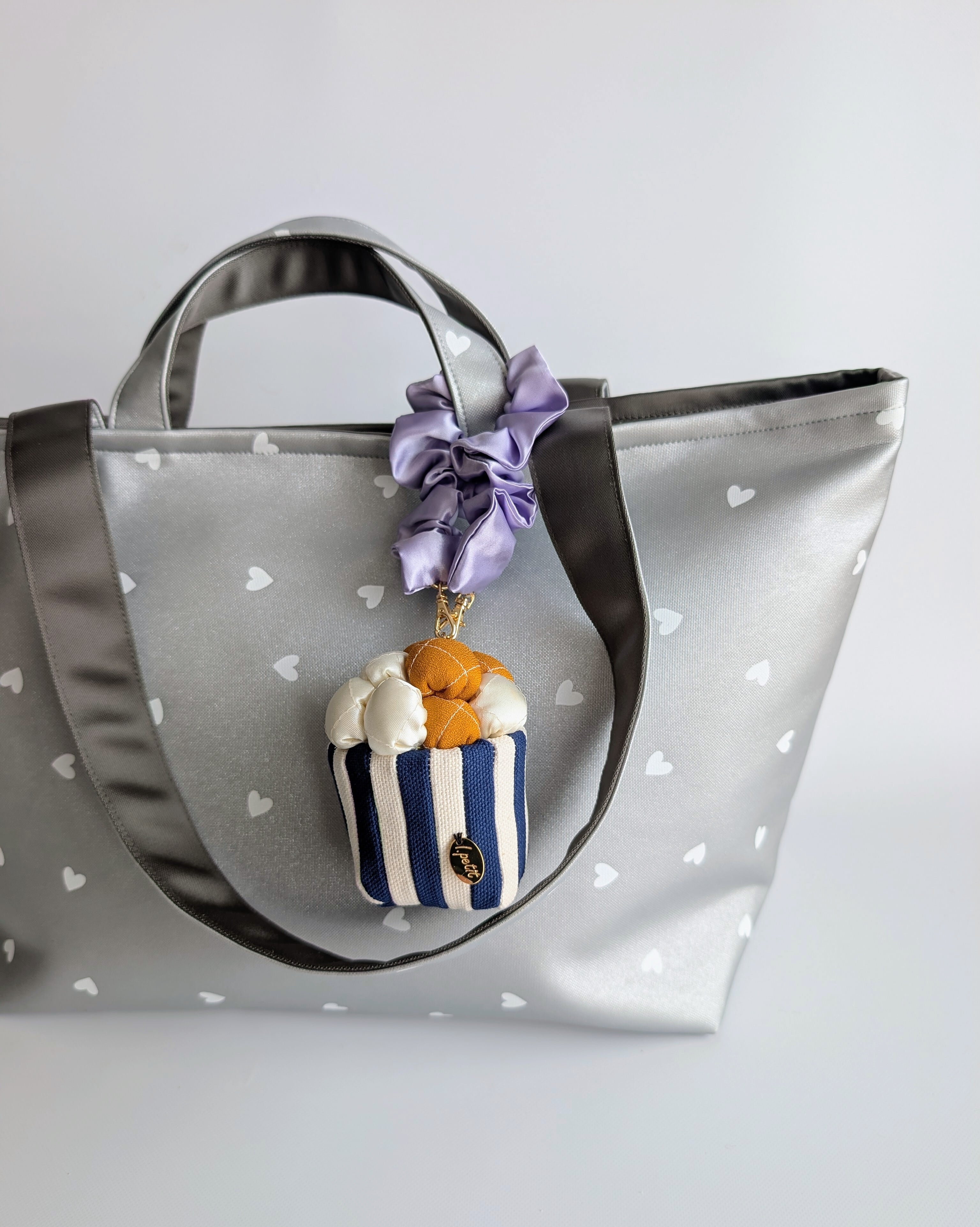 チャーム付き Kirara BIG tote Bag（シルバー×白ハート） | IrodorI