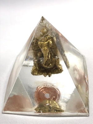 ピラミッド型オルゴナイト【ガネシャ＆天然水晶】