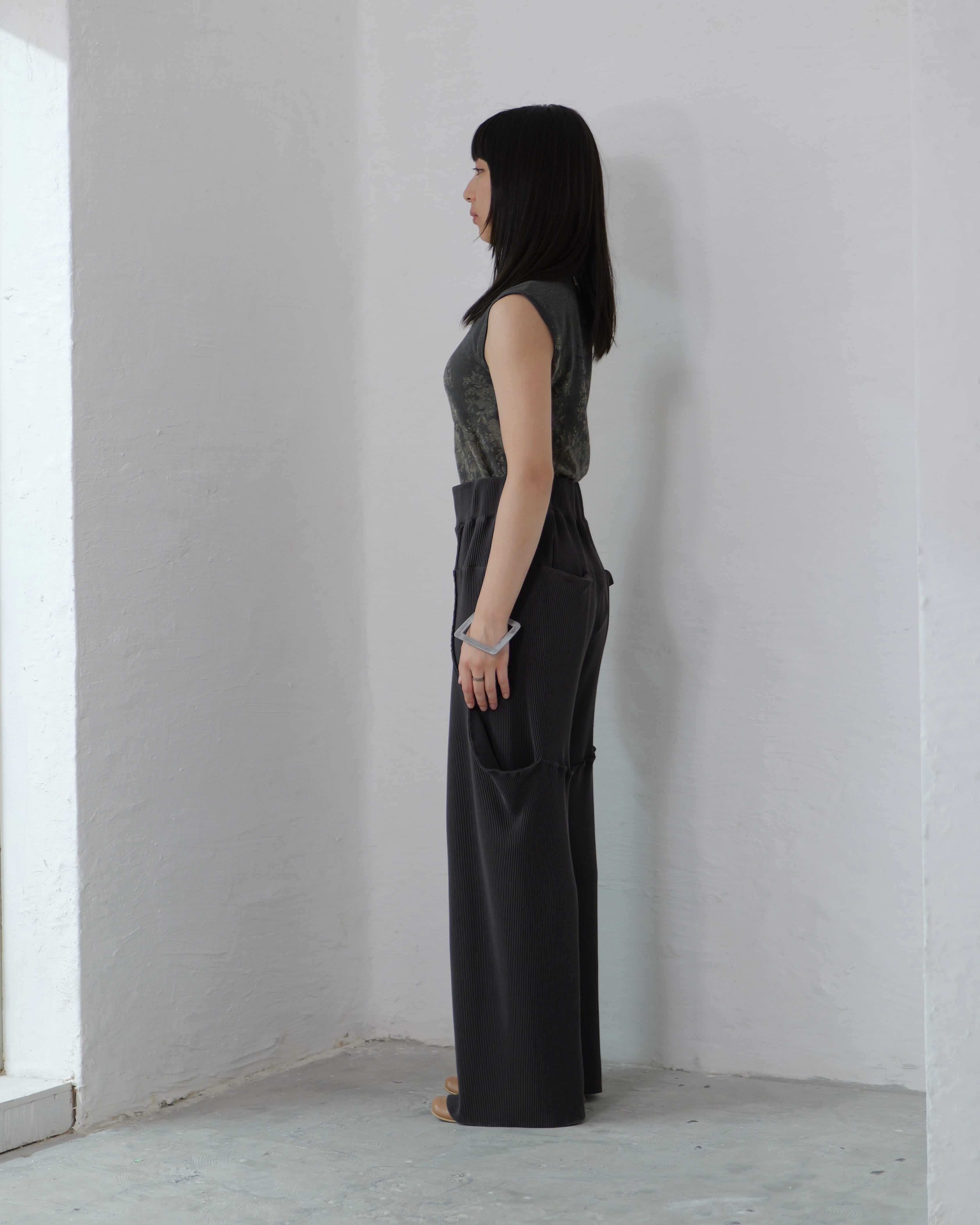 kotohayokozawa - CRISP CURVED POCKET PANTS ：Charcoal｜5mmプリーツ