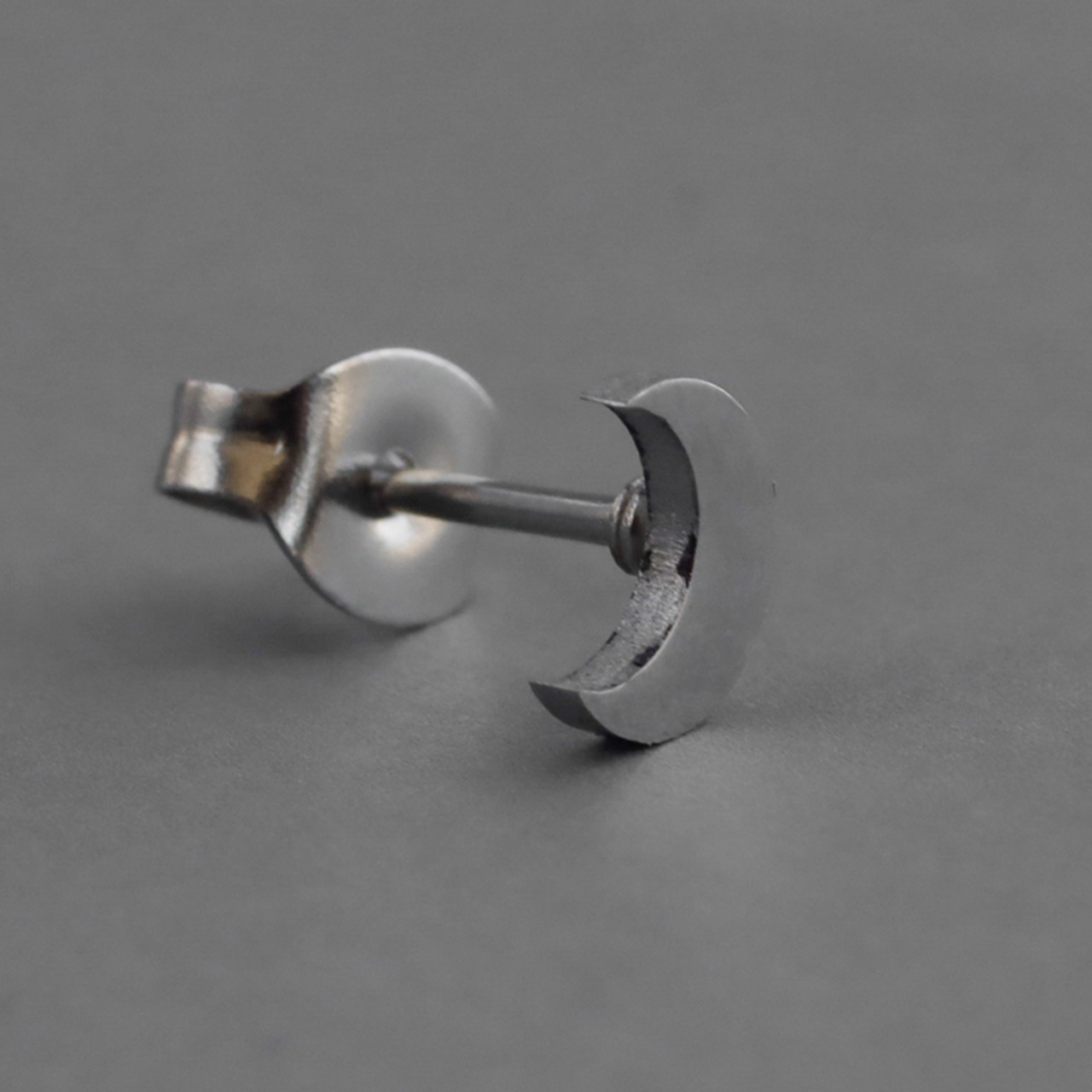 【ネコポス便】ピアス 金属アレルギー対応の三日月ピアス 2423