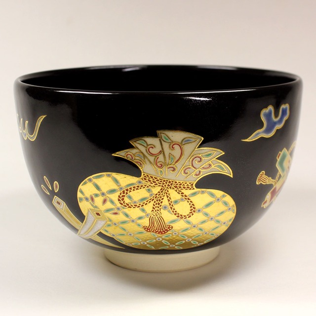 8代 高橋道八 作　黒釉 宝尽し茶碗