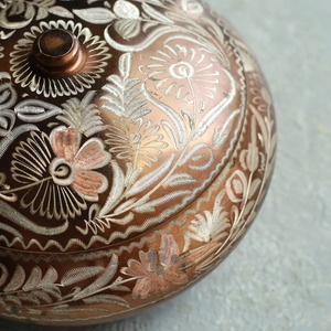 美しい模様の、銅の小物入れ 1