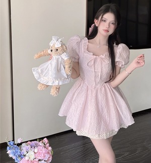 プリンセス フレア ミニ ドレス ワンピース 衣装 ワンピドレス ミニ丈 膝上 袖あり 半袖 パフスリーブ スクエアネック 襟なし Aライン スリム 切り替えデザイン フレア 細身 レース フリル リボン かわいい 上品 おしゃれ お洒落 ラブリー キュート ガーリー 主役級 お姫様 お嬢様 10代 20代 レディース 通勤 学生 通学 デート お出かけ 女子会 休日 旅行  韓国系 オルチャン 春 夏 サイズ S M L 色展開 白 ホワイト ピンク