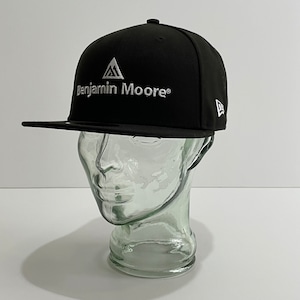 -NEW- NEW ERA × BENJAMIN MOORE COMPANY CAP [BLACK/WHITE]