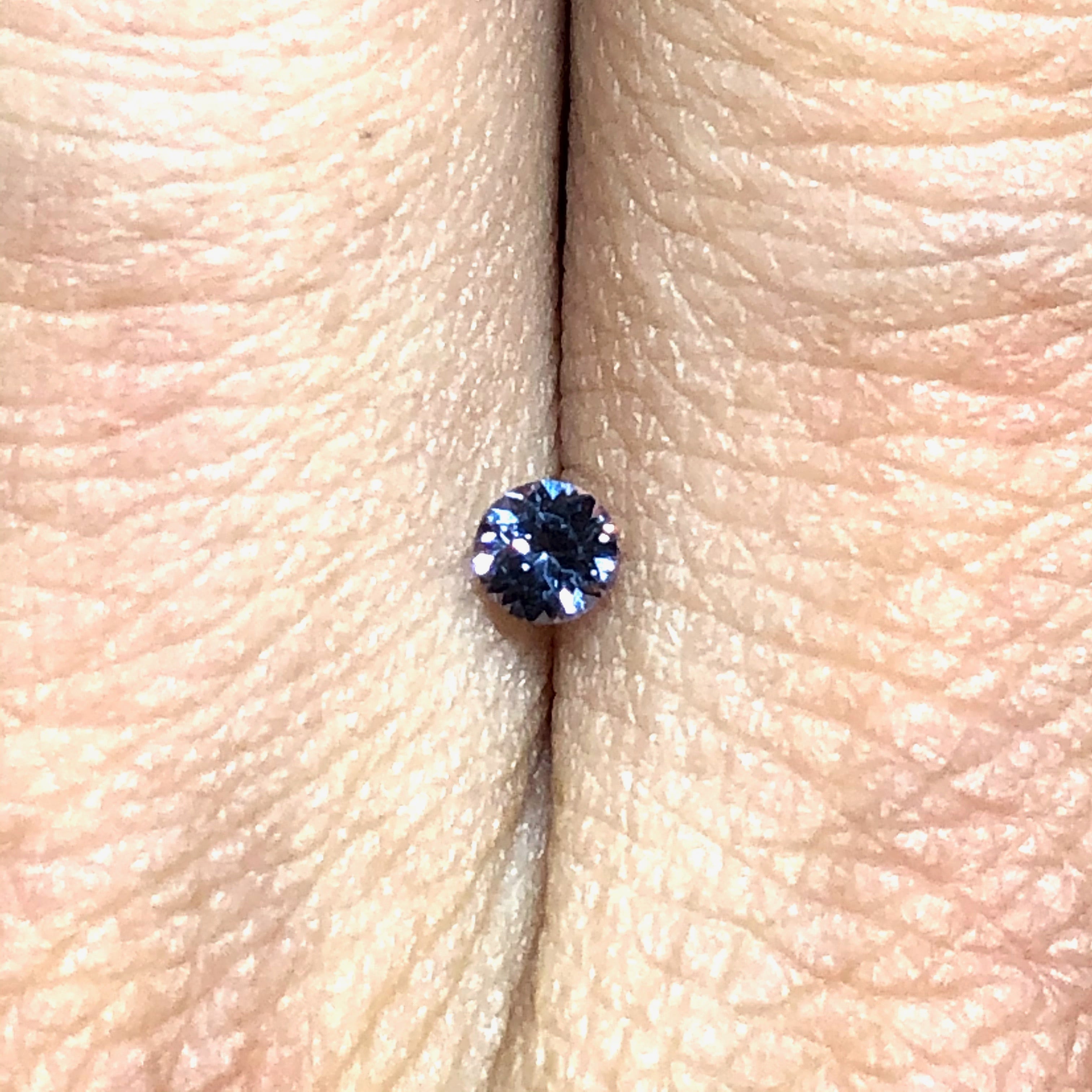 蠱惑のベキリーブルー 0.16ct 天然 カラーチェンジガーネット（ベキ