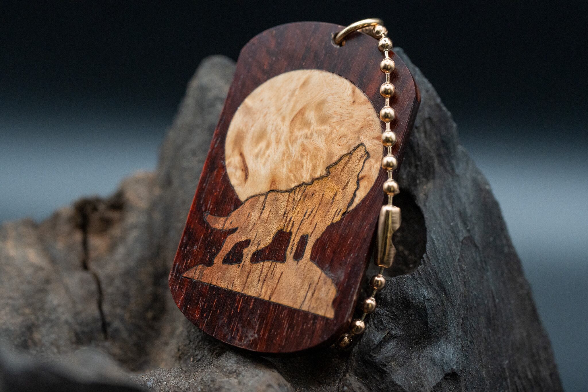 【 深紅の銘木 】老紅木 ドッグタグ 象嵌 月と狼