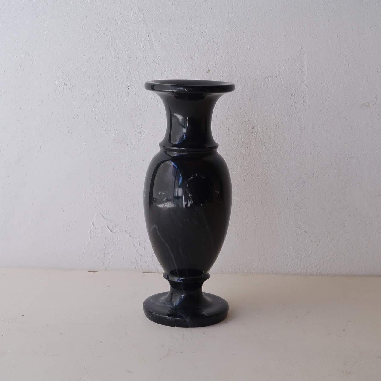 ブラックな石の花瓶