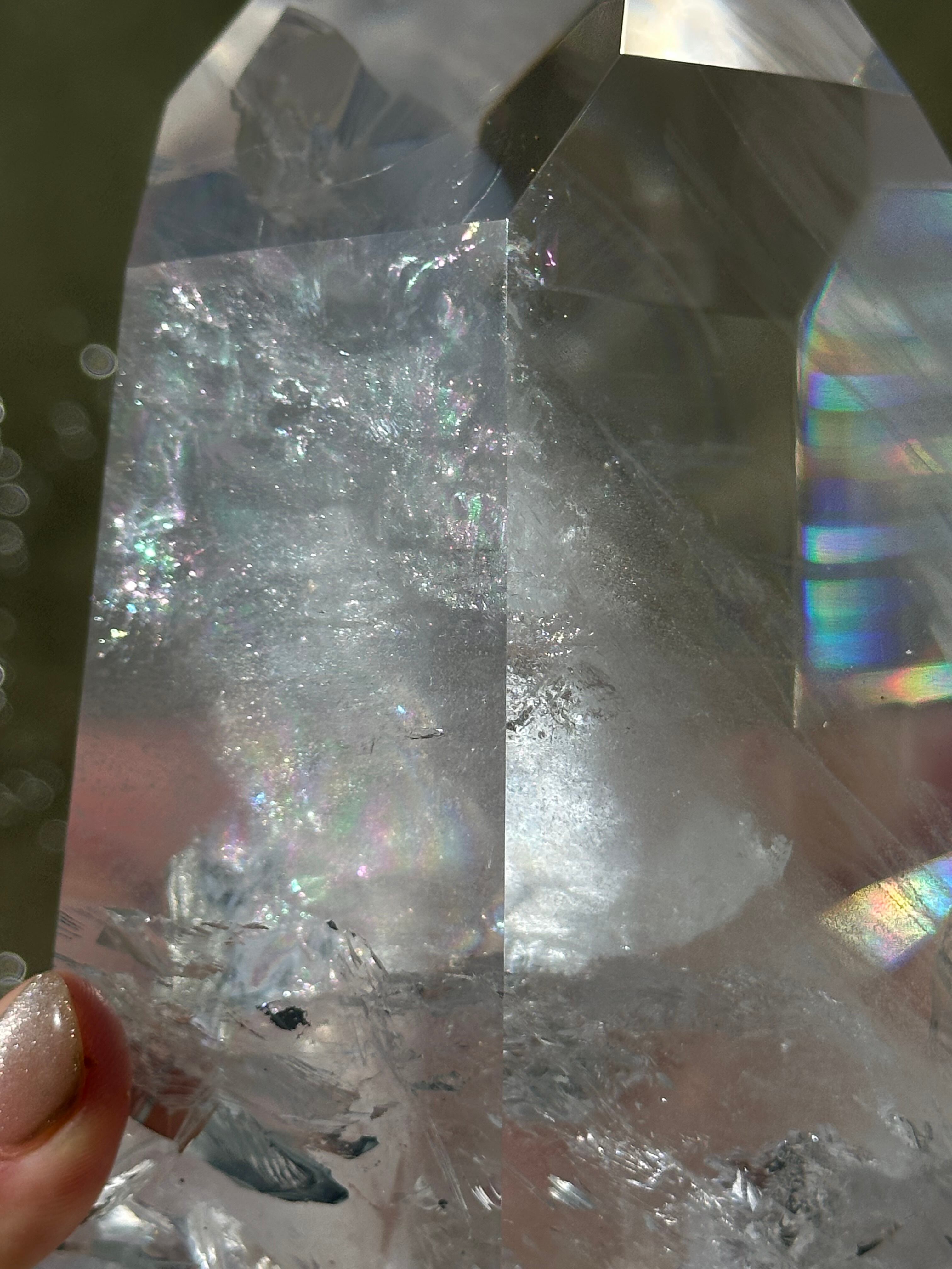1.9kg 虹色の蝶が羽ばたく【レムリアン水晶】水晶 ポイント タワー 虹