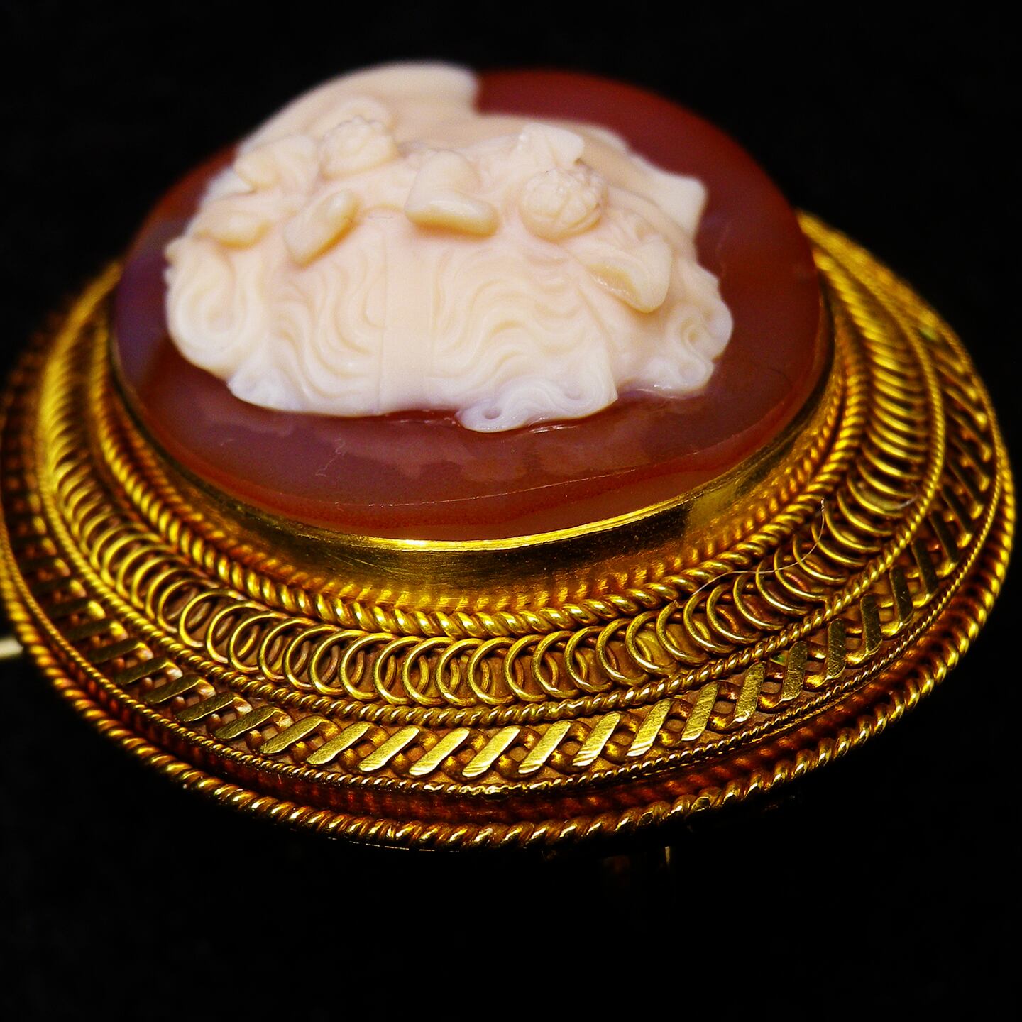 アンティーク（推定19世紀末） 金細工枠付き ”カーネリアンの