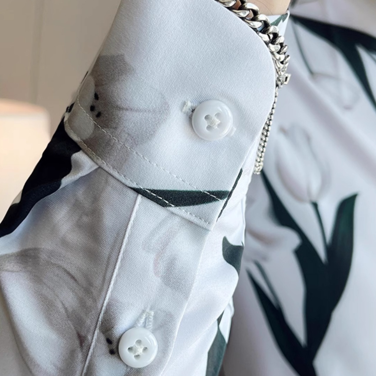 ハイエンドな英国トレンドを取り入れたスリムフィットのデザインシャツ　SH008