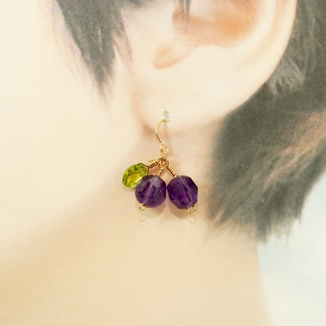 ギラギラオパールとサンストーンとグリーンジェードのアメリカンピアス