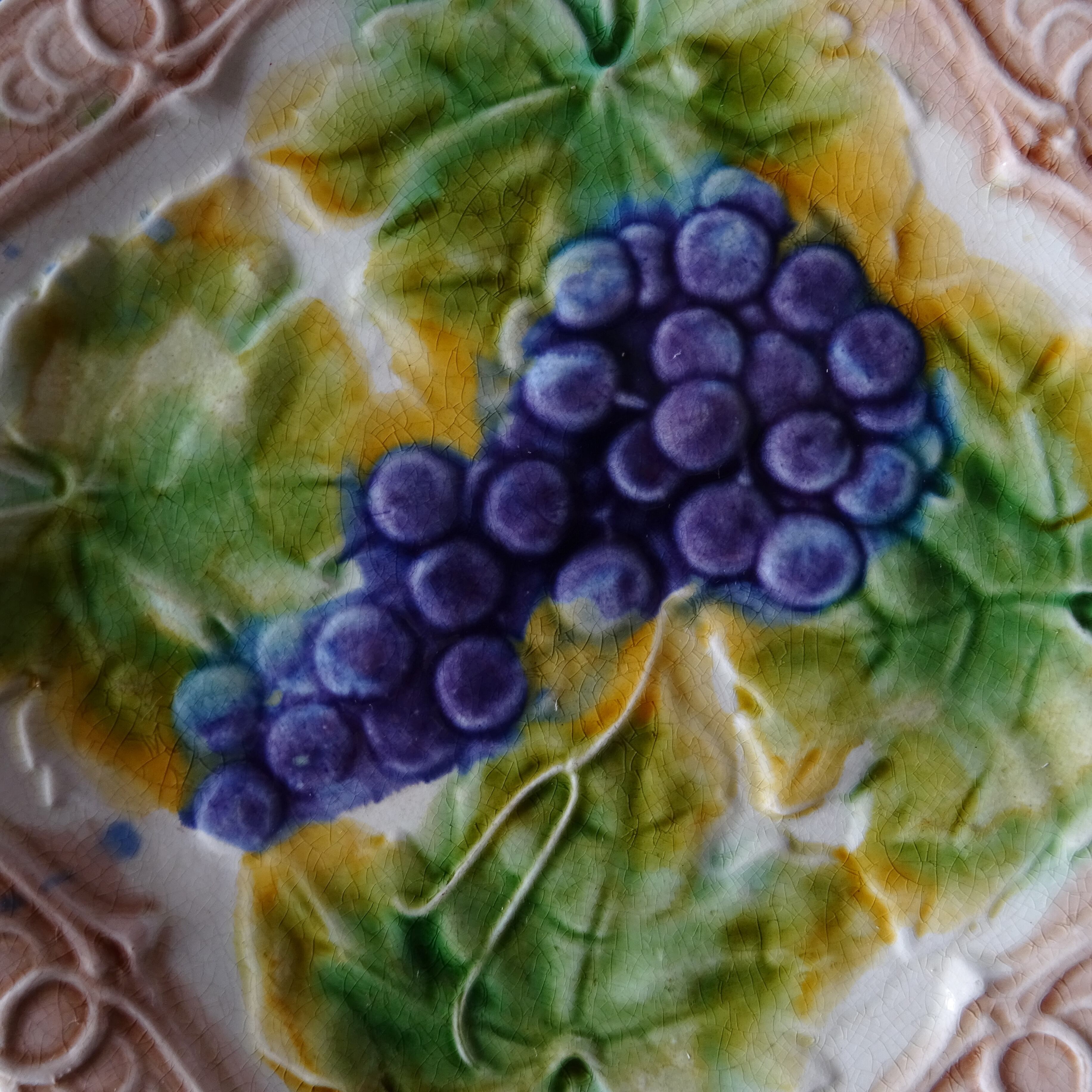 ST AMAND & HAMAGE ORCHIES Barbotine décor《GRAPPE DE RAISINS》assiette (C)