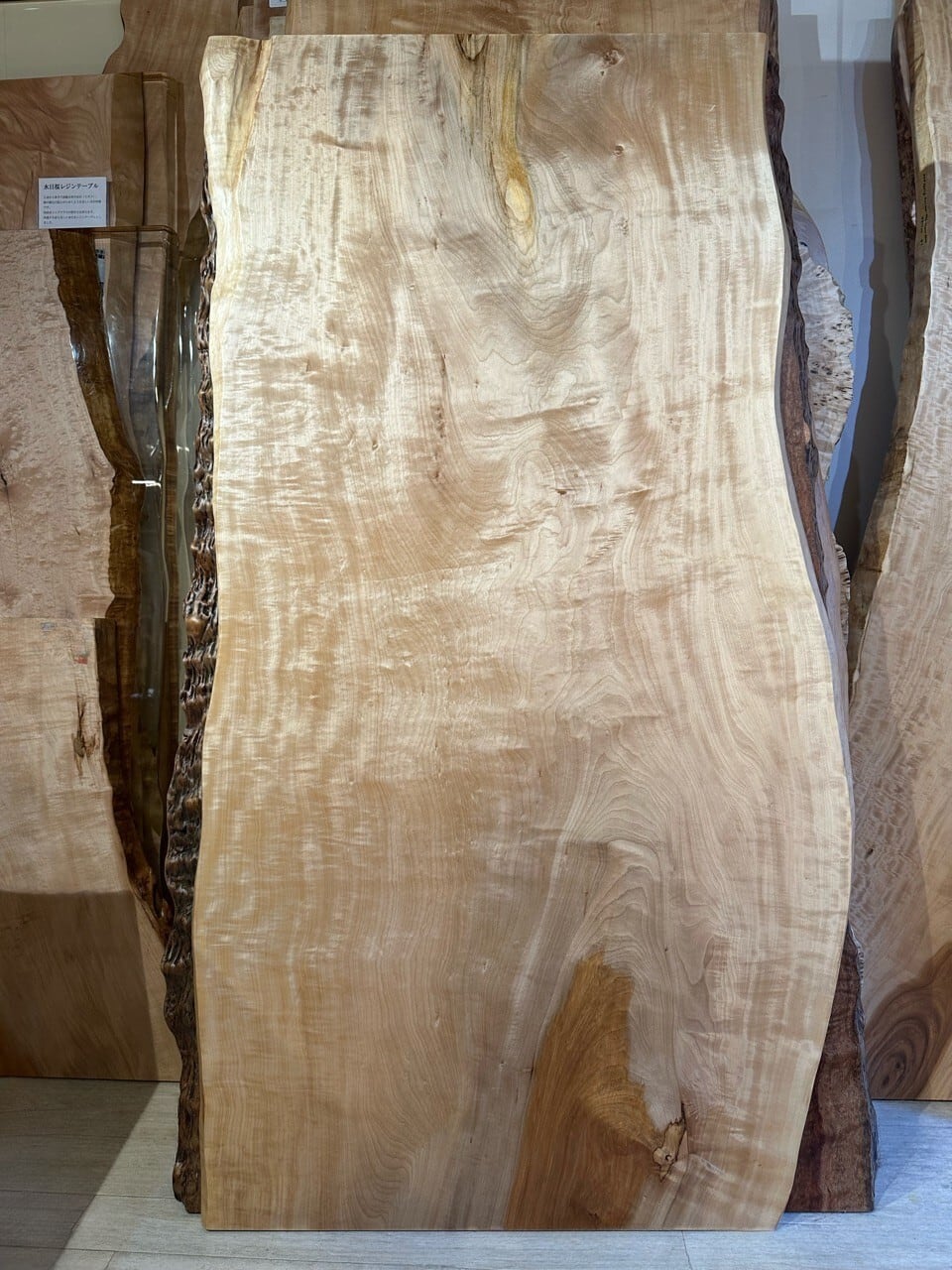 栃（トチ） 一枚板 | 千年家具 - 一枚板 テーブル専門店