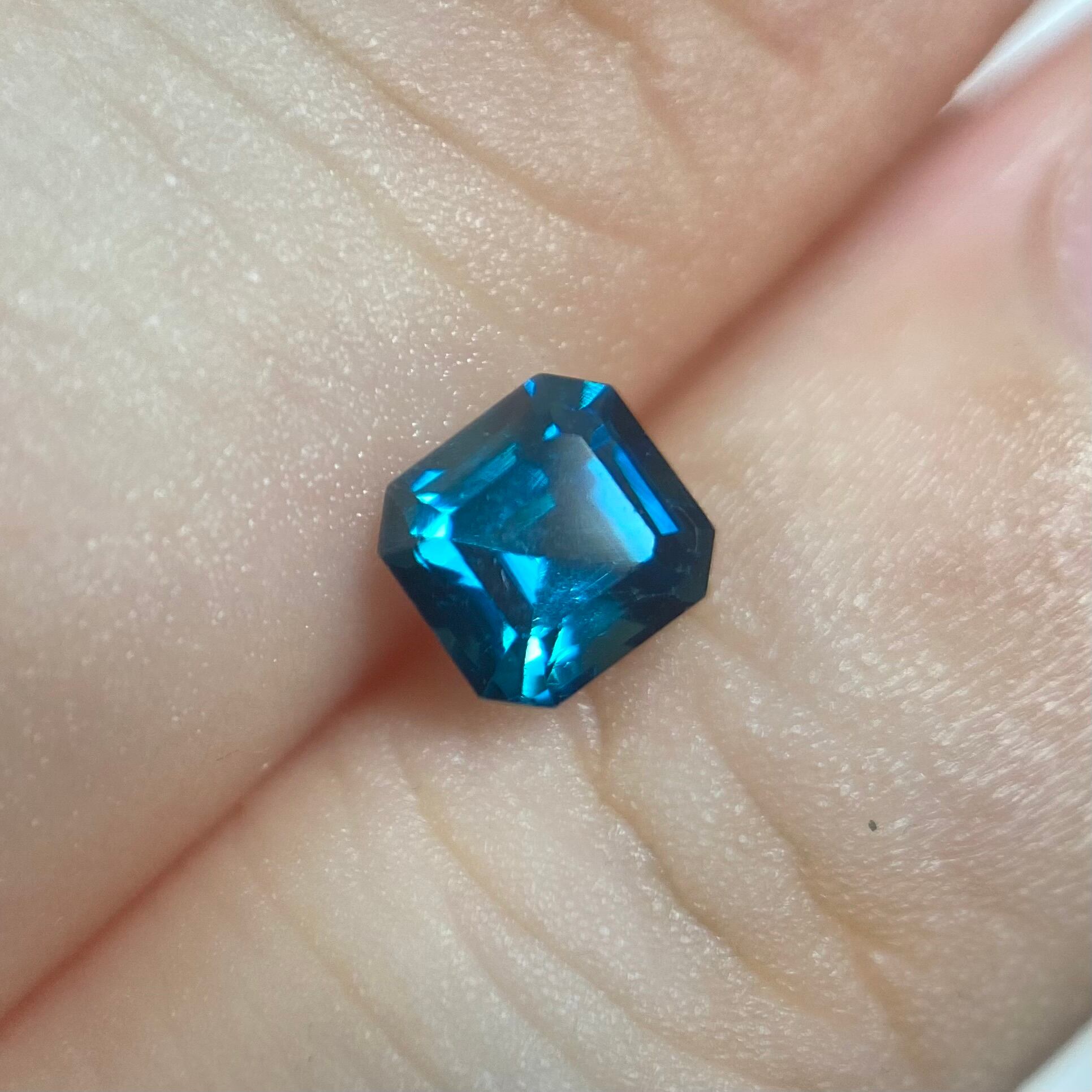 深く鮮やかなインディゴブルートルマリン