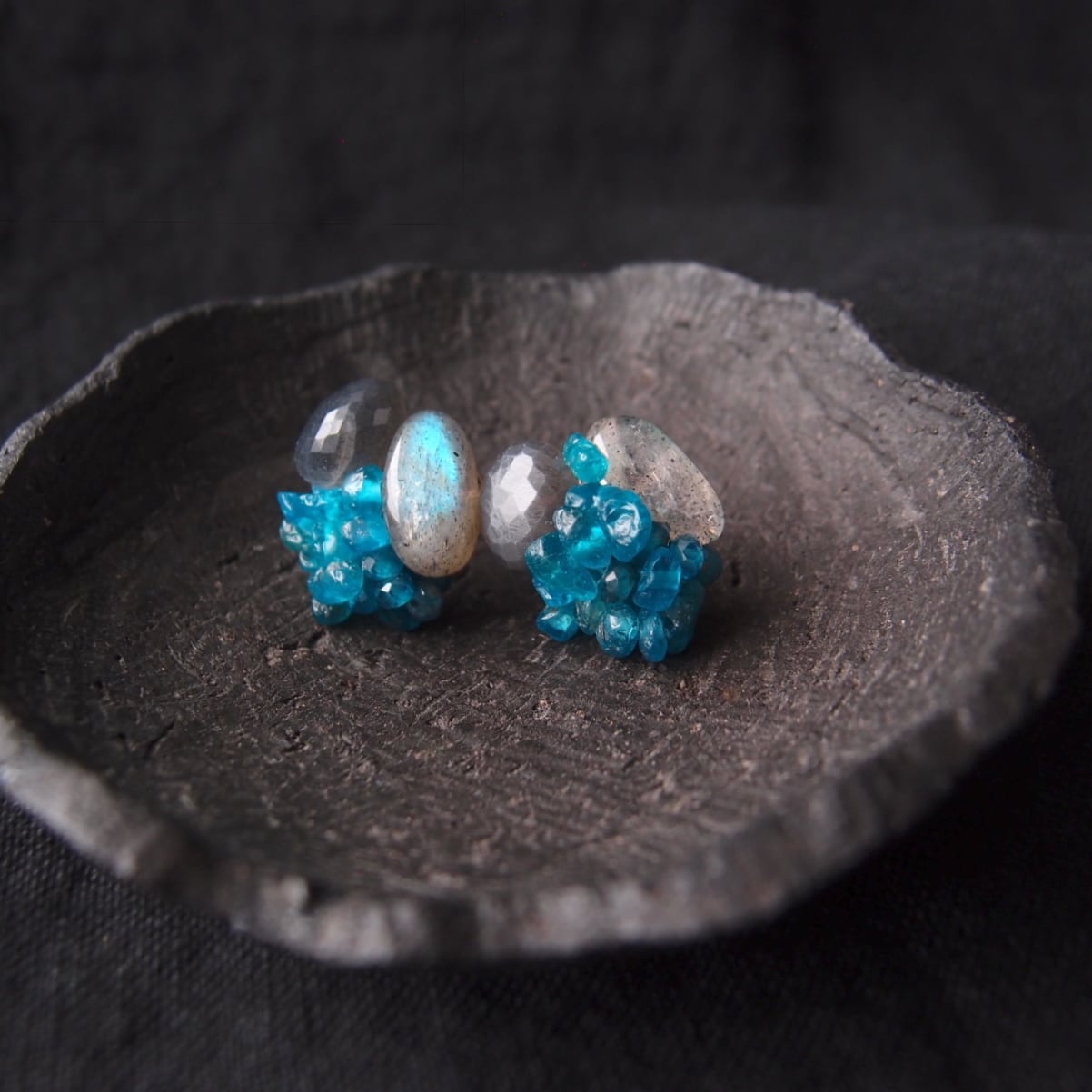 【天然石刺繍/ピアス】 Gray Moonstone × Labradorite × Apatite Earrings