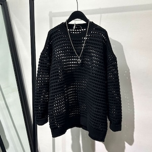 Loose-fitting crew neck sweater