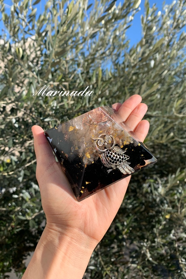 強力なお守りと金運アップ 土地の浄化にも フクロウのピラミッド オルゴナイト Marinada