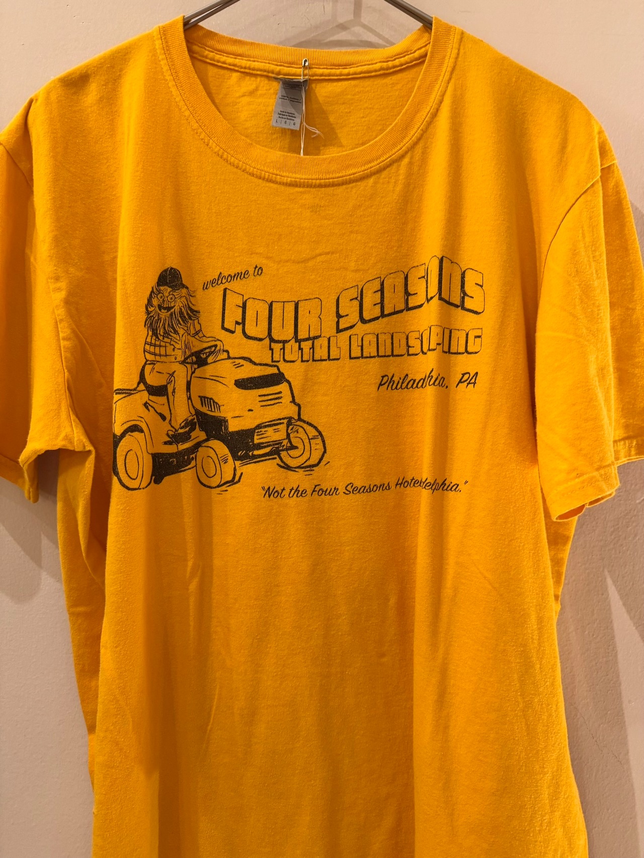 FOUR SEASONS TOTAL LANDSCAPING Tシャツ