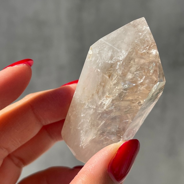 ブラジル・バイーア州コルデイロス産【UVリアクティブアメジスト】タワー ③｜鉱物 天然石 パワーストーン