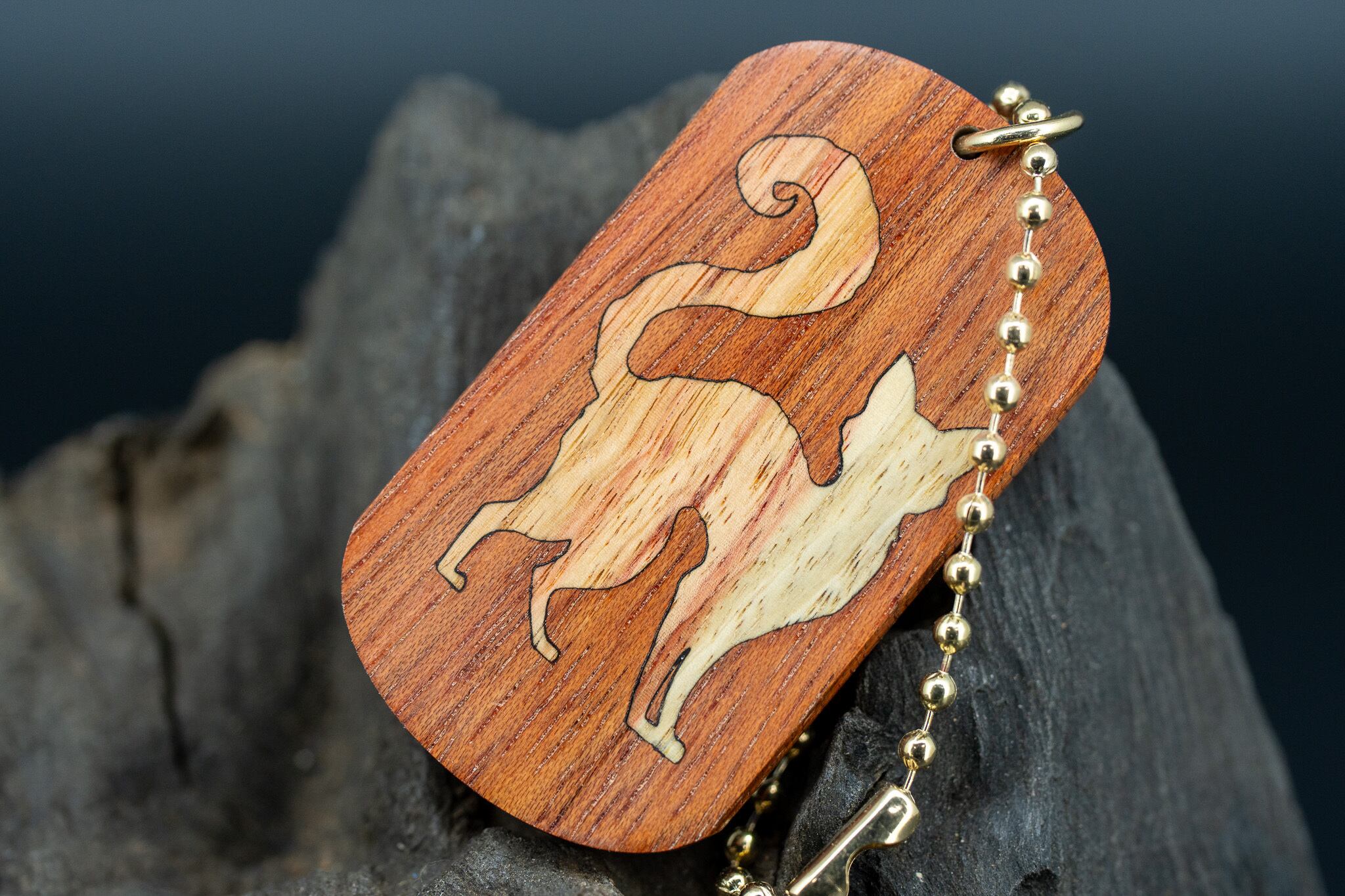 【ブラッドウッド】 サティーネ ドッグタグ 木象嵌 探る視線